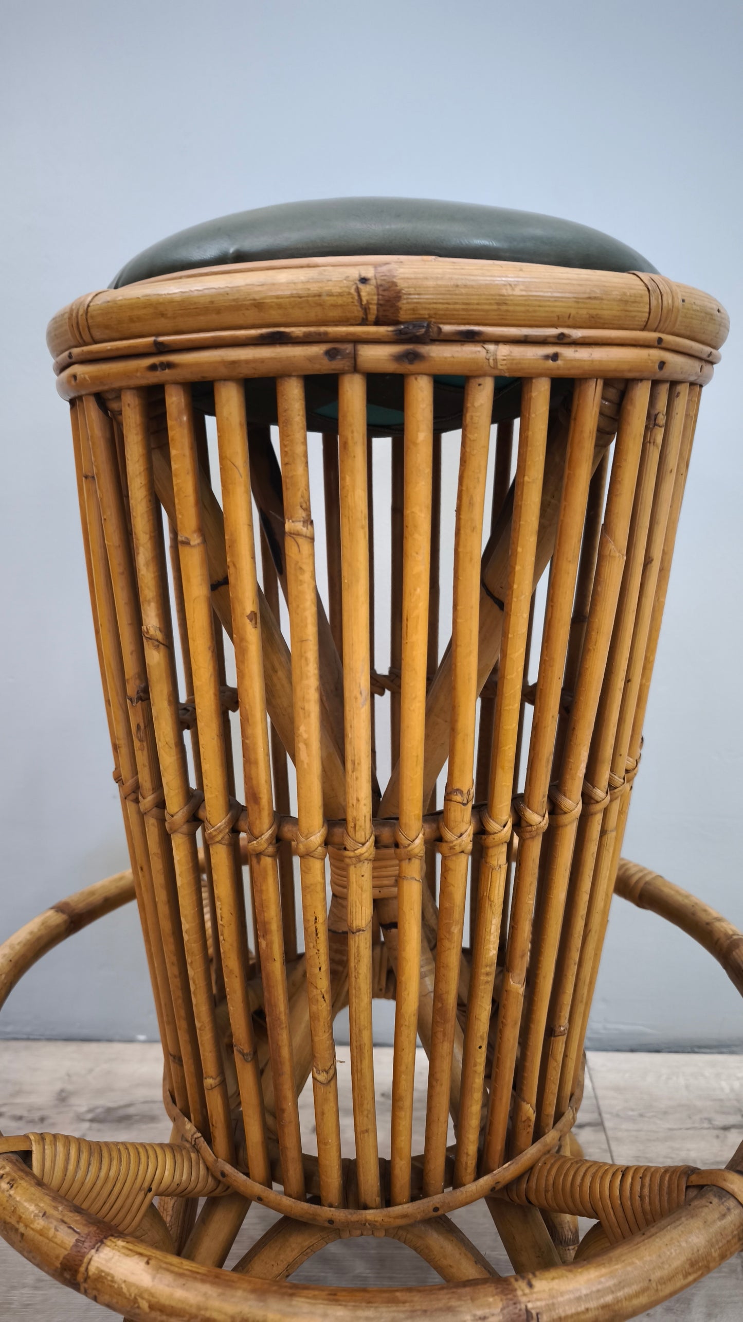 86013 Sgabello in bambù con seduta in pelle