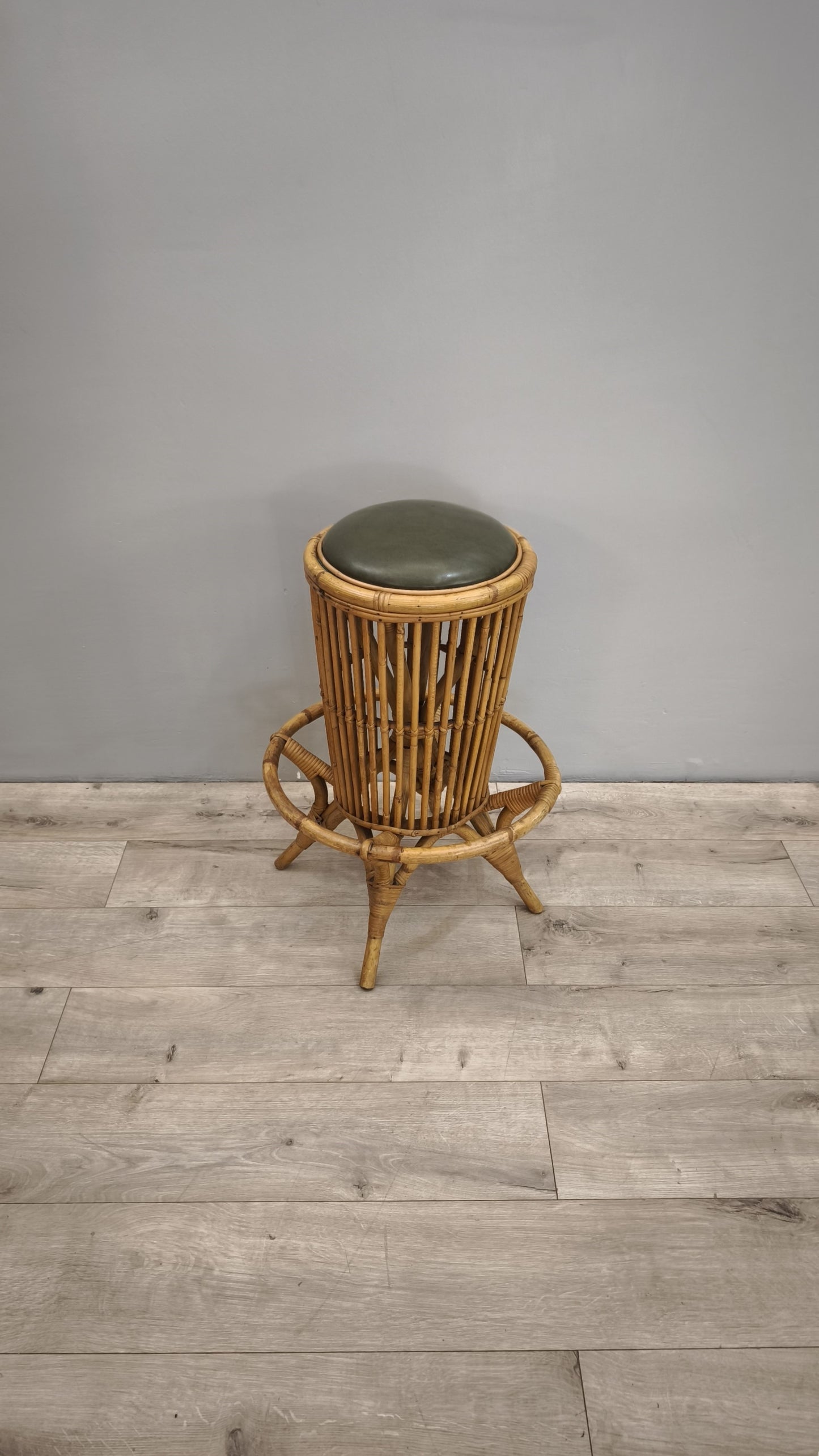 86013 Sgabello in bambù con seduta in pelle