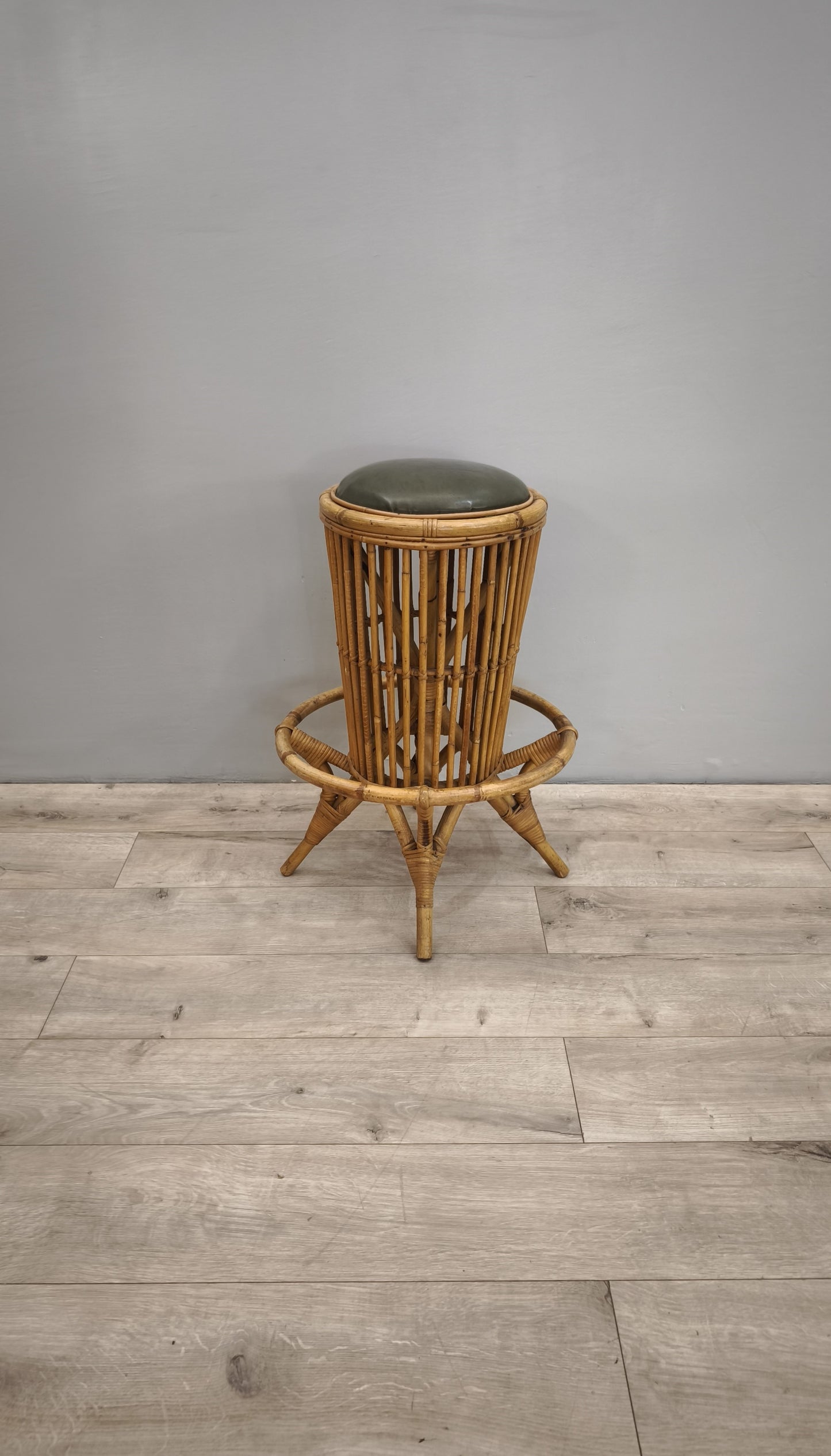 86013 Sgabello in bambù con seduta in pelle
