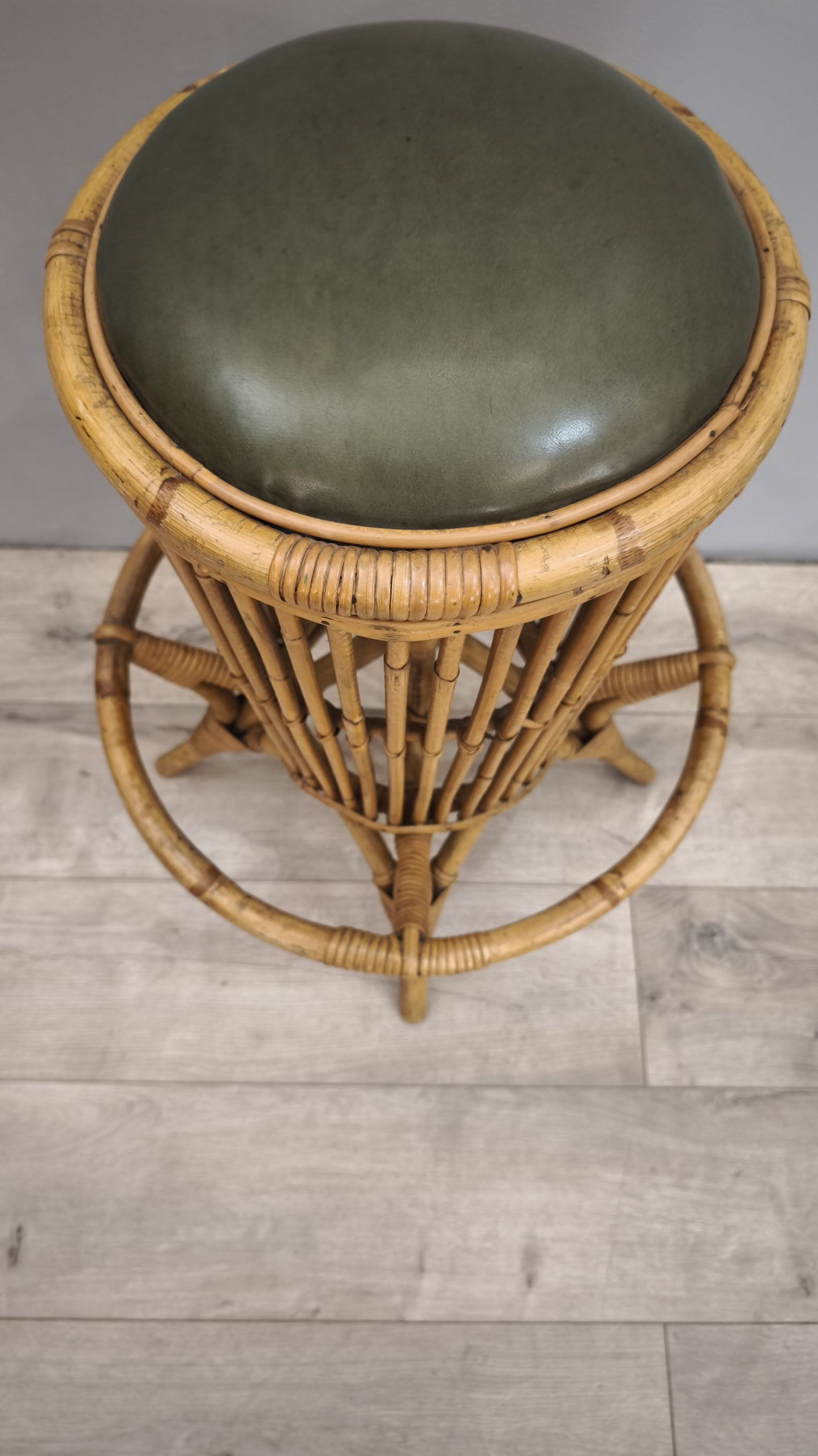 86013 Sgabello in bambù con seduta in pelle