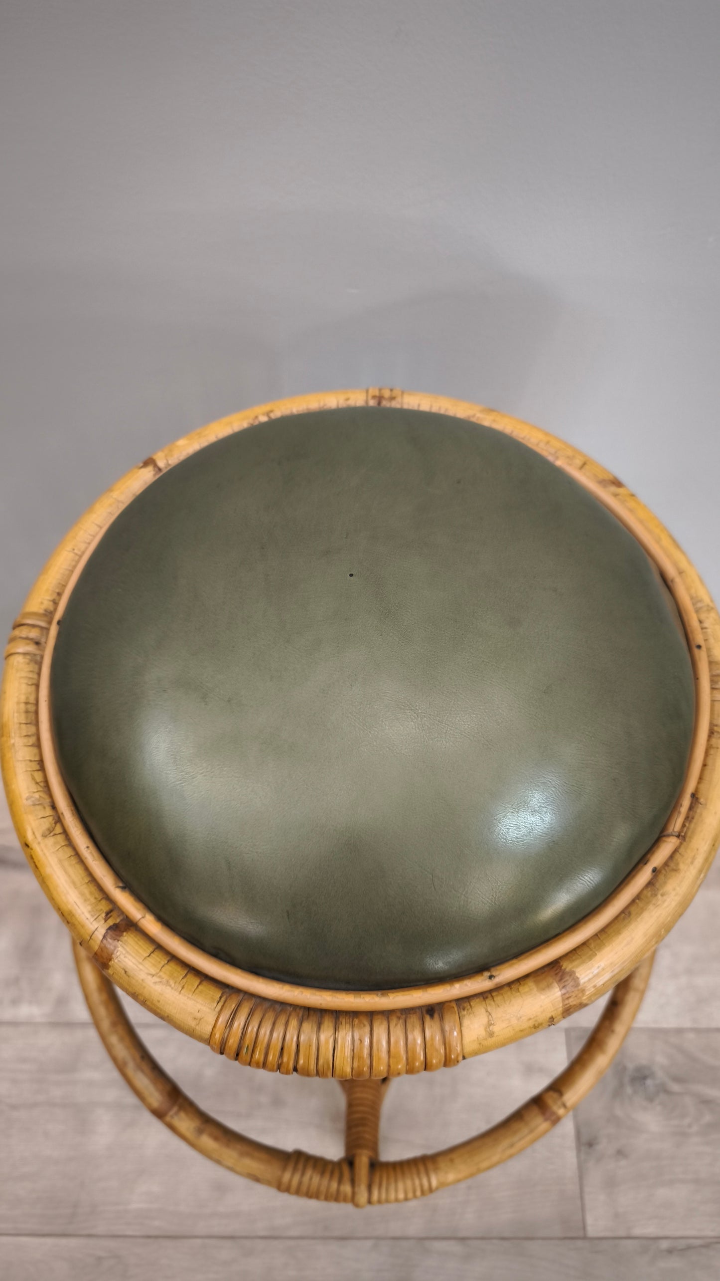 86013 Sgabello in bambù con seduta in pelle