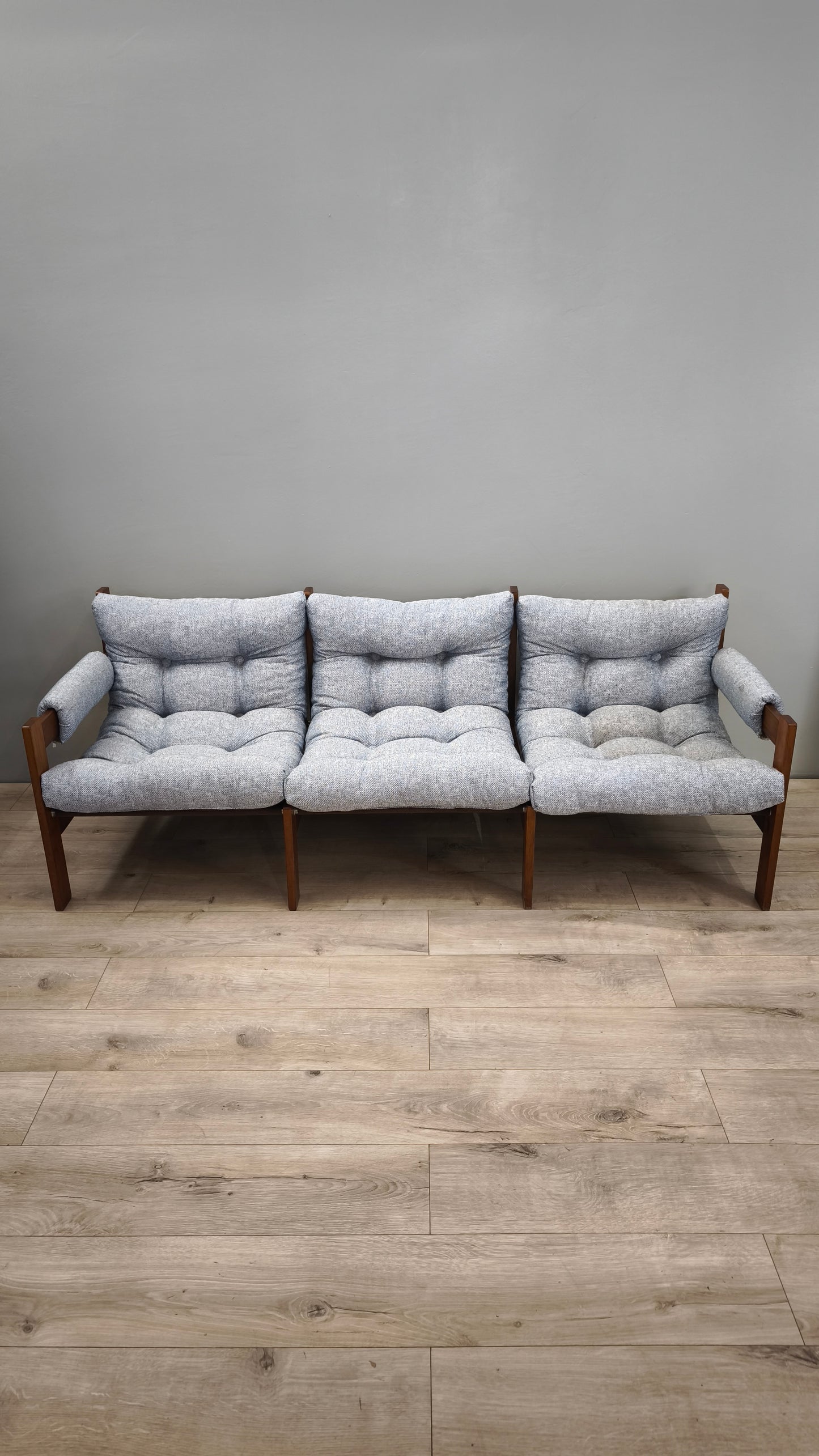 86014 Divano stile nordico in legno e tessuto