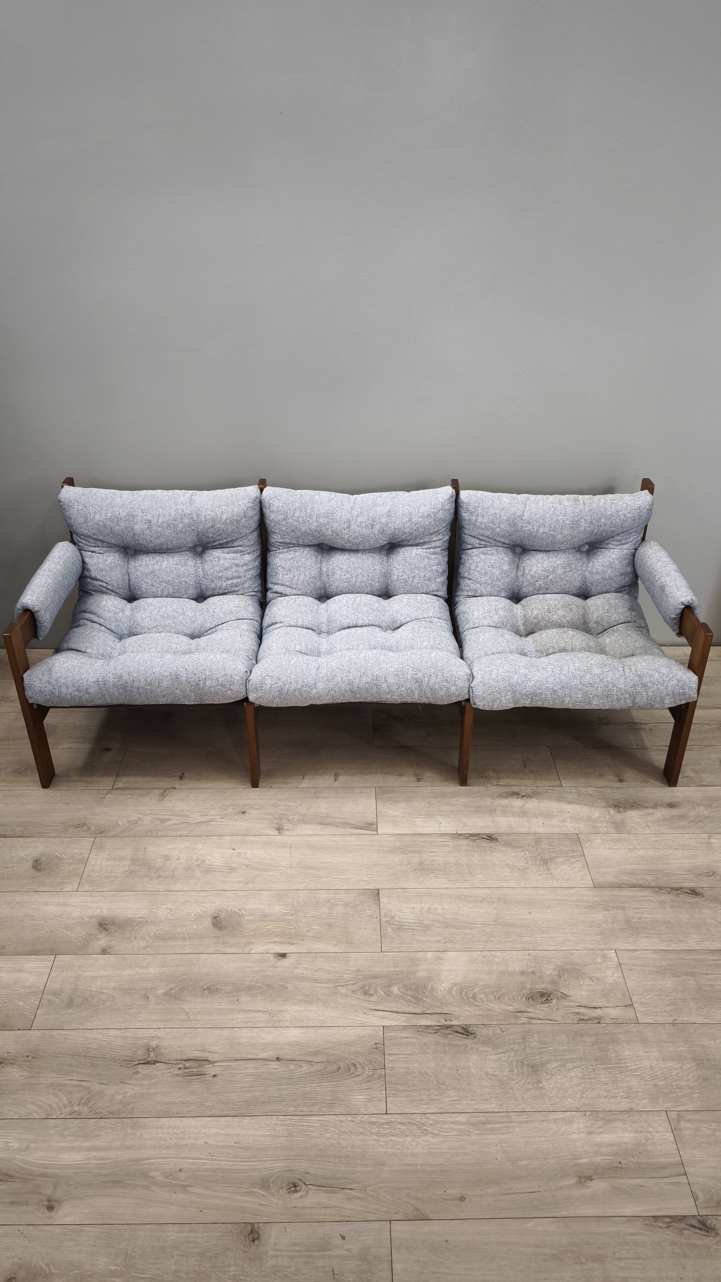 86014 Divano stile nordico in legno e tessuto