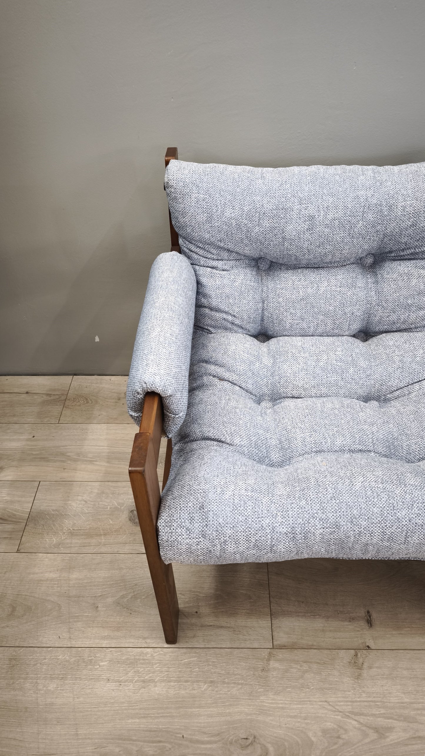 86014 Divano stile nordico in legno e tessuto