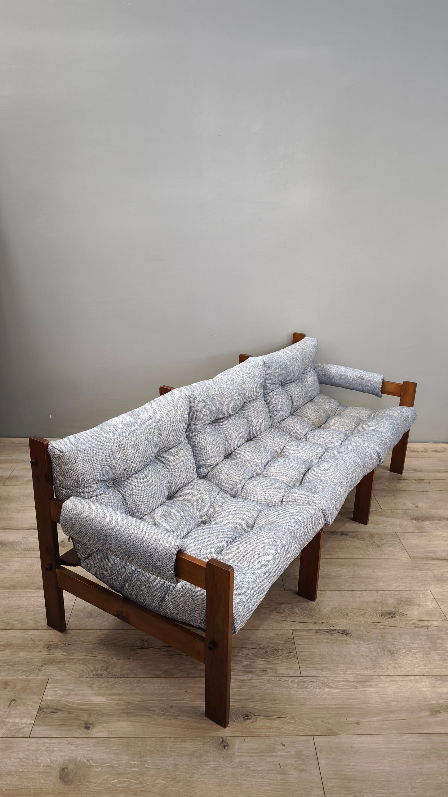 86014 Divano stile nordico in legno e tessuto