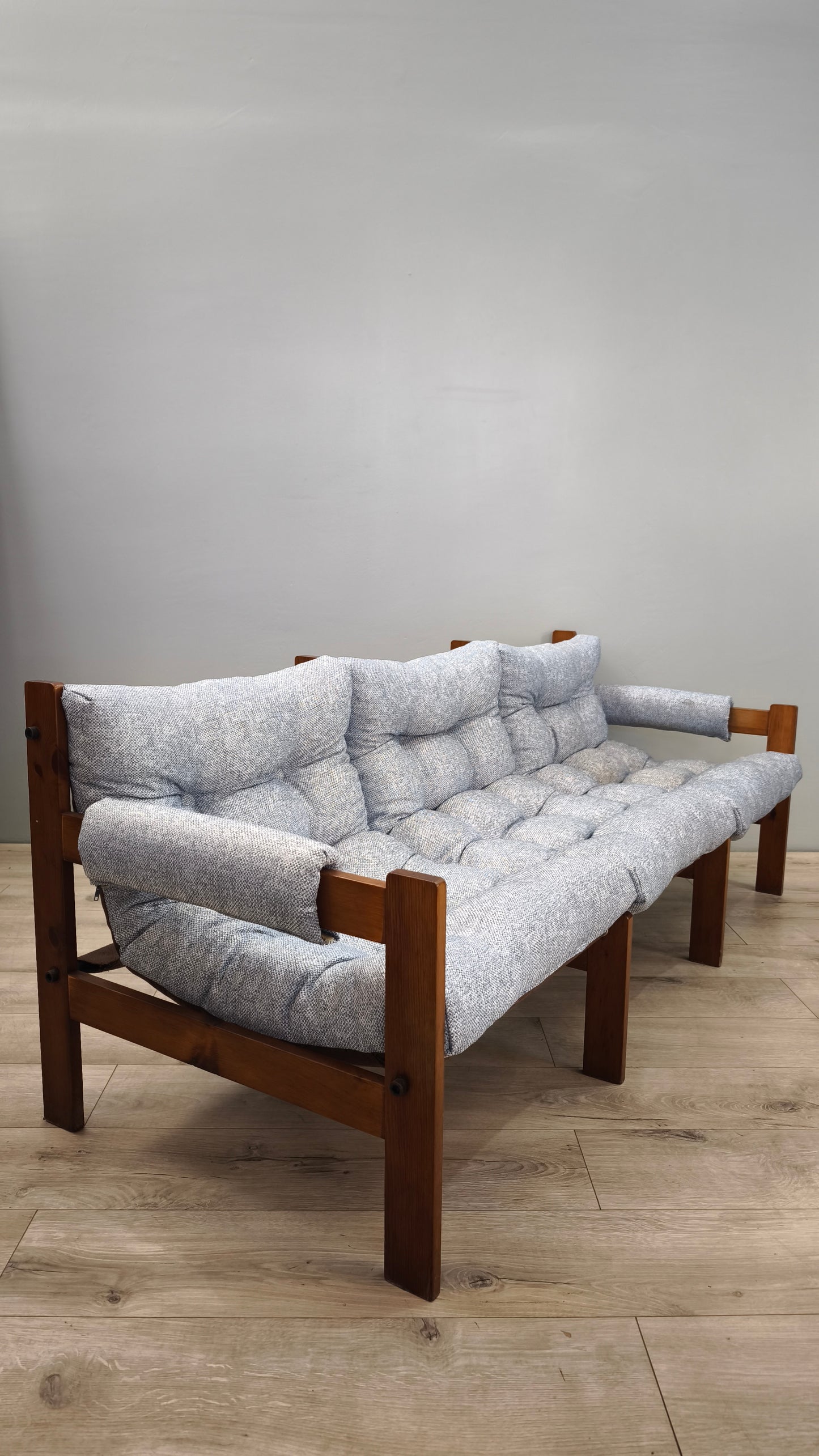 86014 Divano stile nordico in legno e tessuto