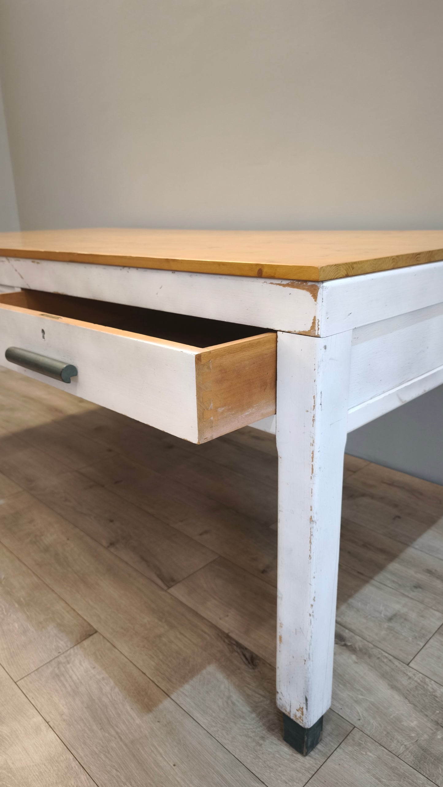 86128 Tavolo rettangolare in legno con base bianca