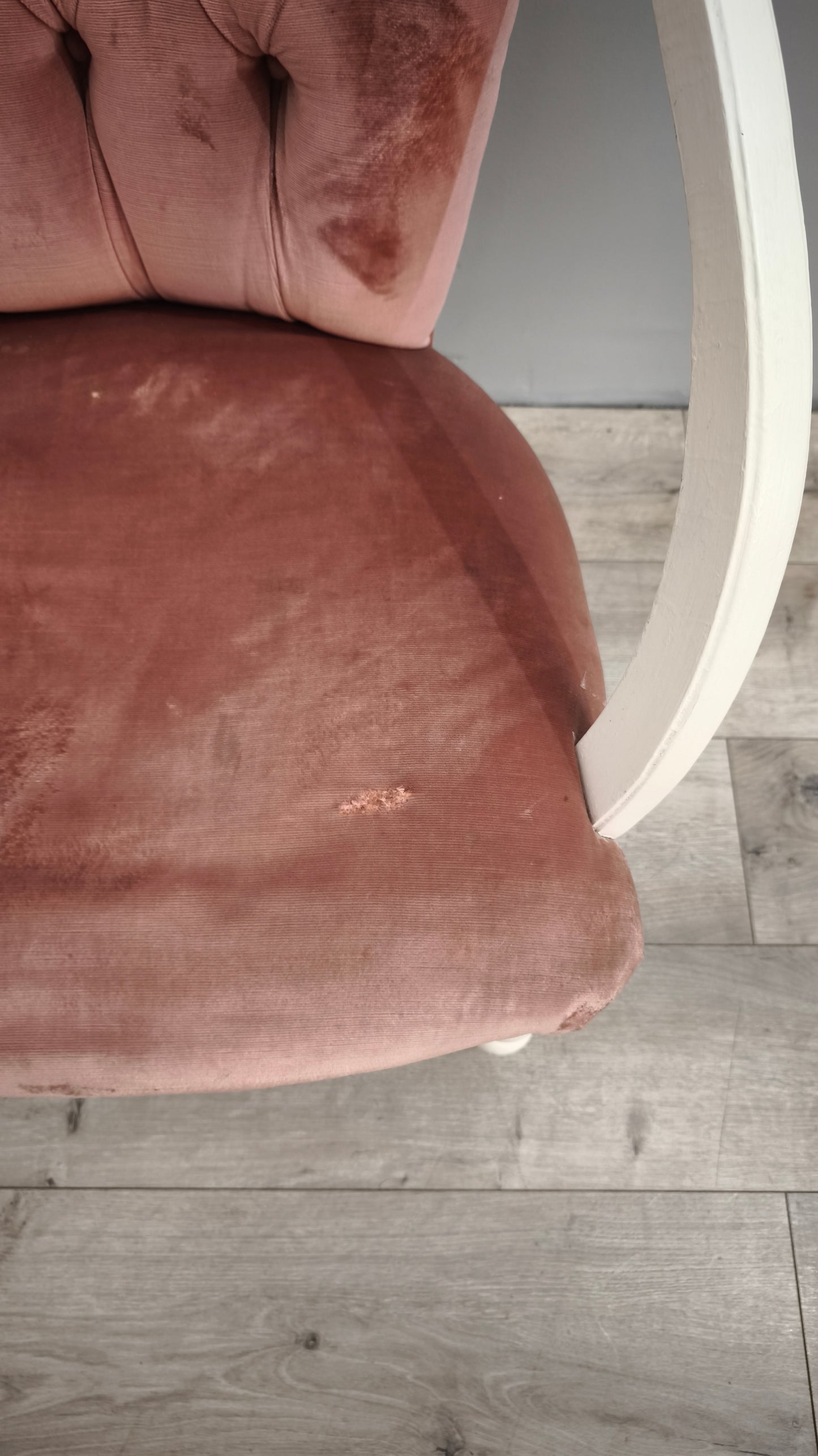 86175 Poltroncina da camera in legno bianco e tessuto rosa