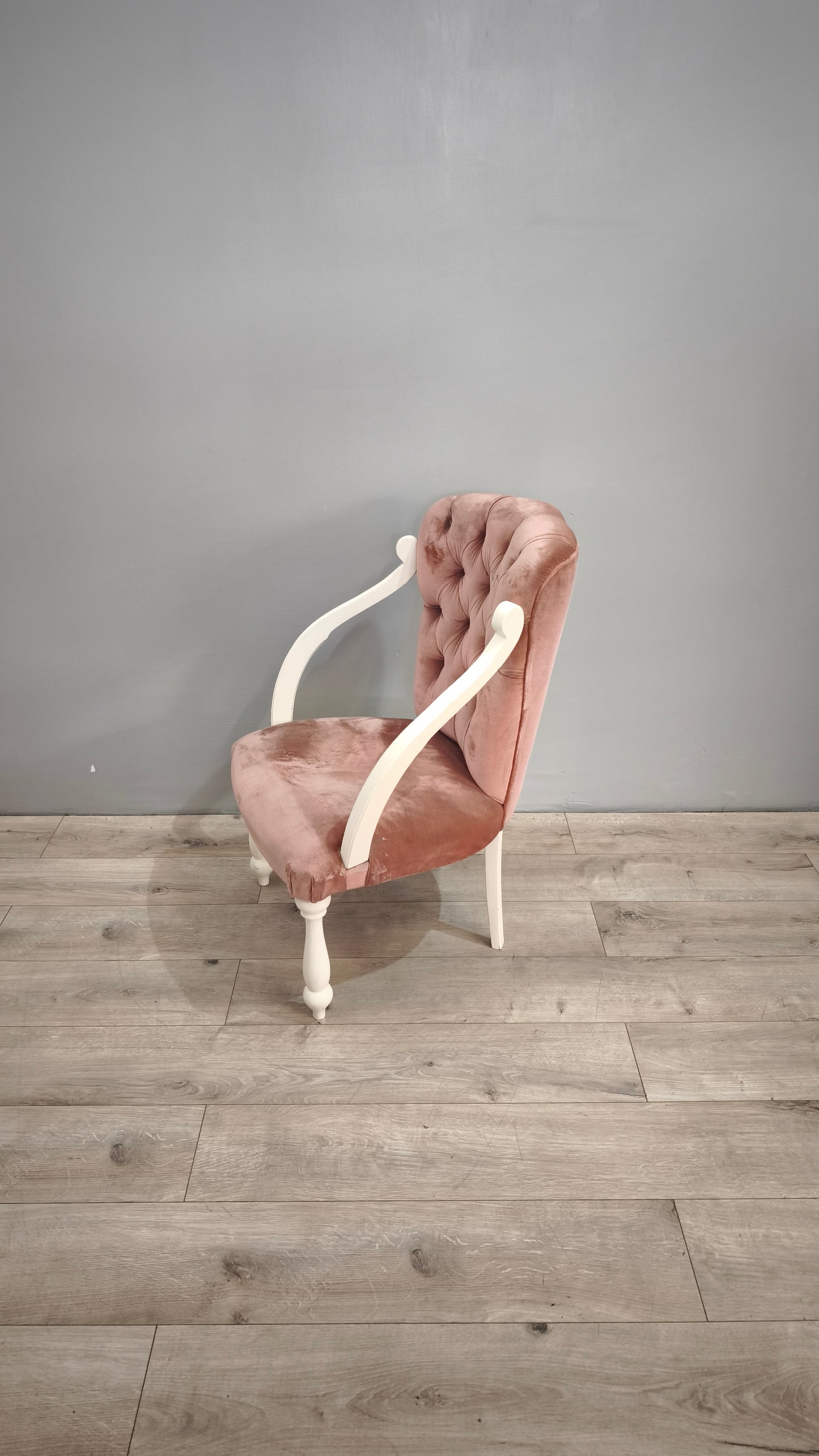 86175 Poltroncina da camera in legno bianco e tessuto rosa