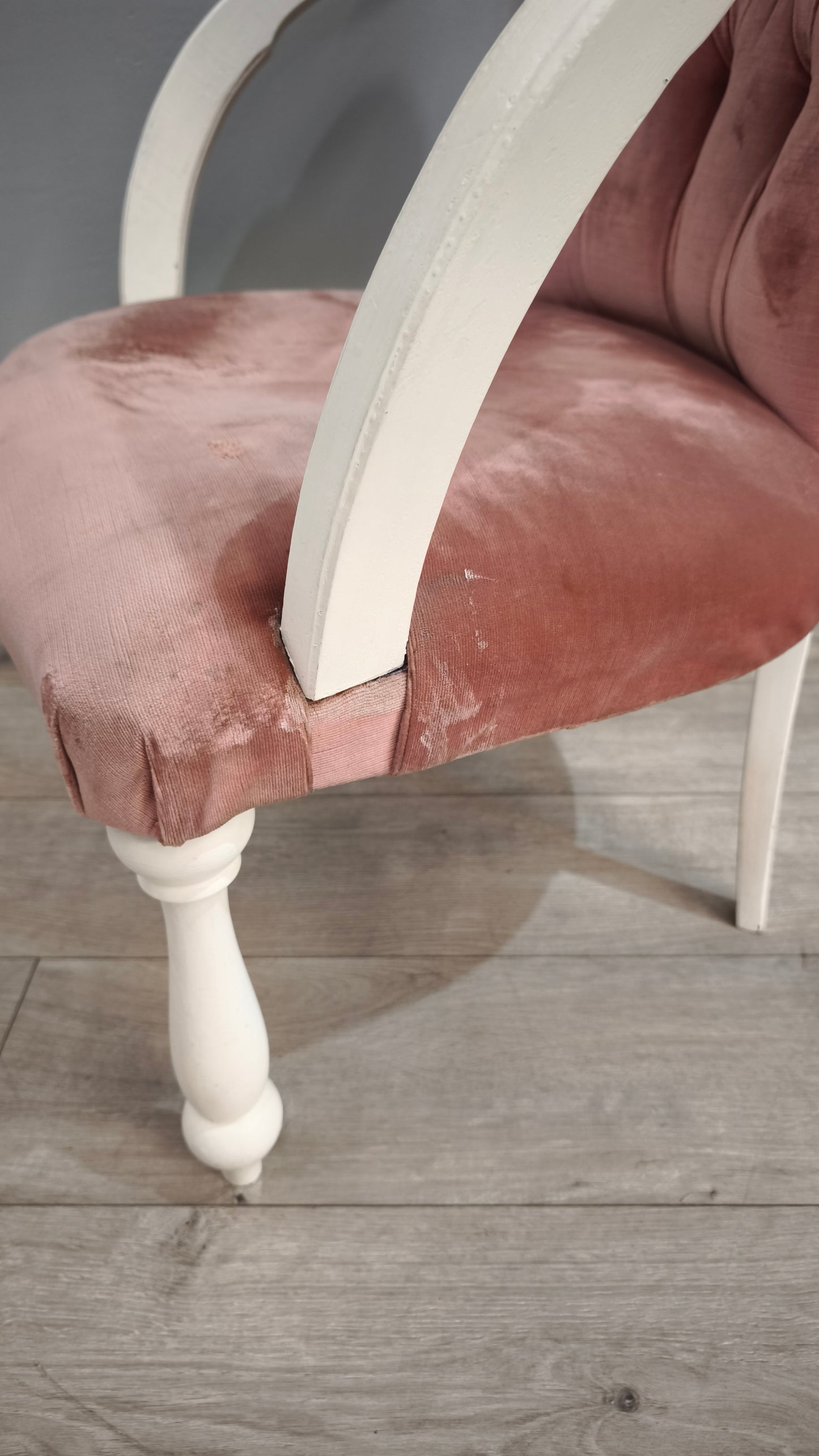 86175 Poltroncina da camera in legno bianco e tessuto rosa