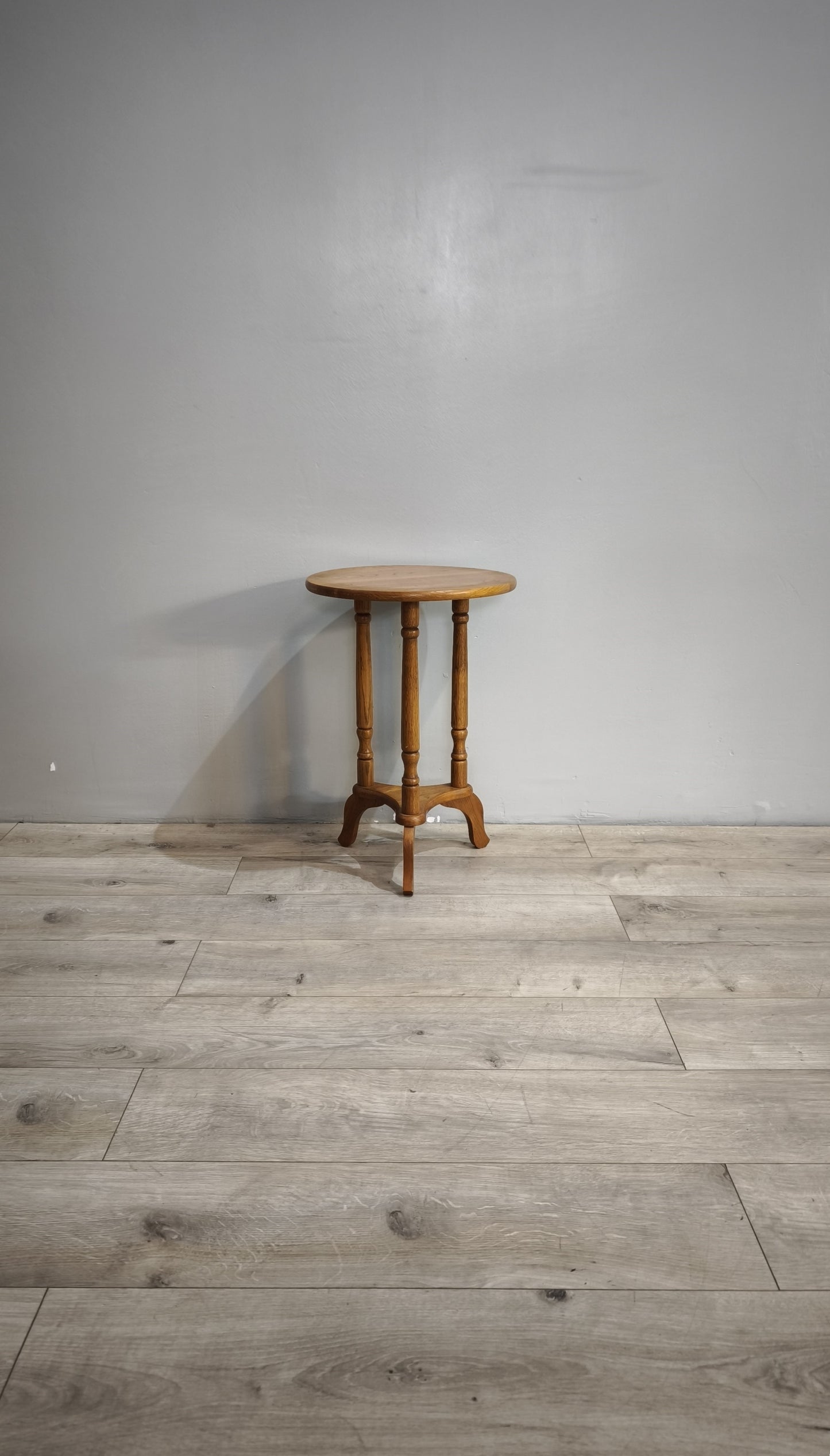 86250 Tavolino da salotto in legno con piano rotondo