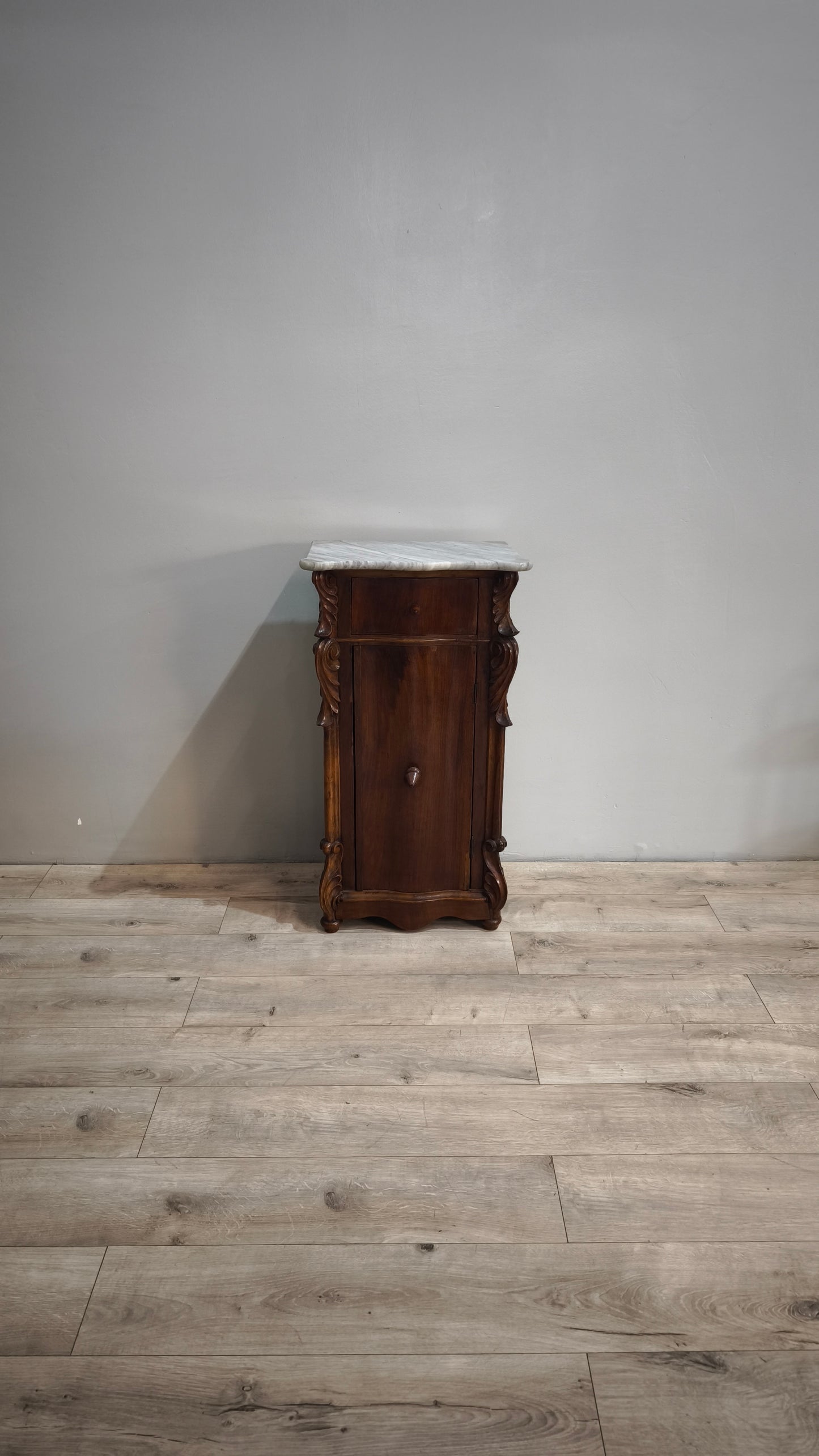 86247 Comodino in legno con piano in marmo grigio