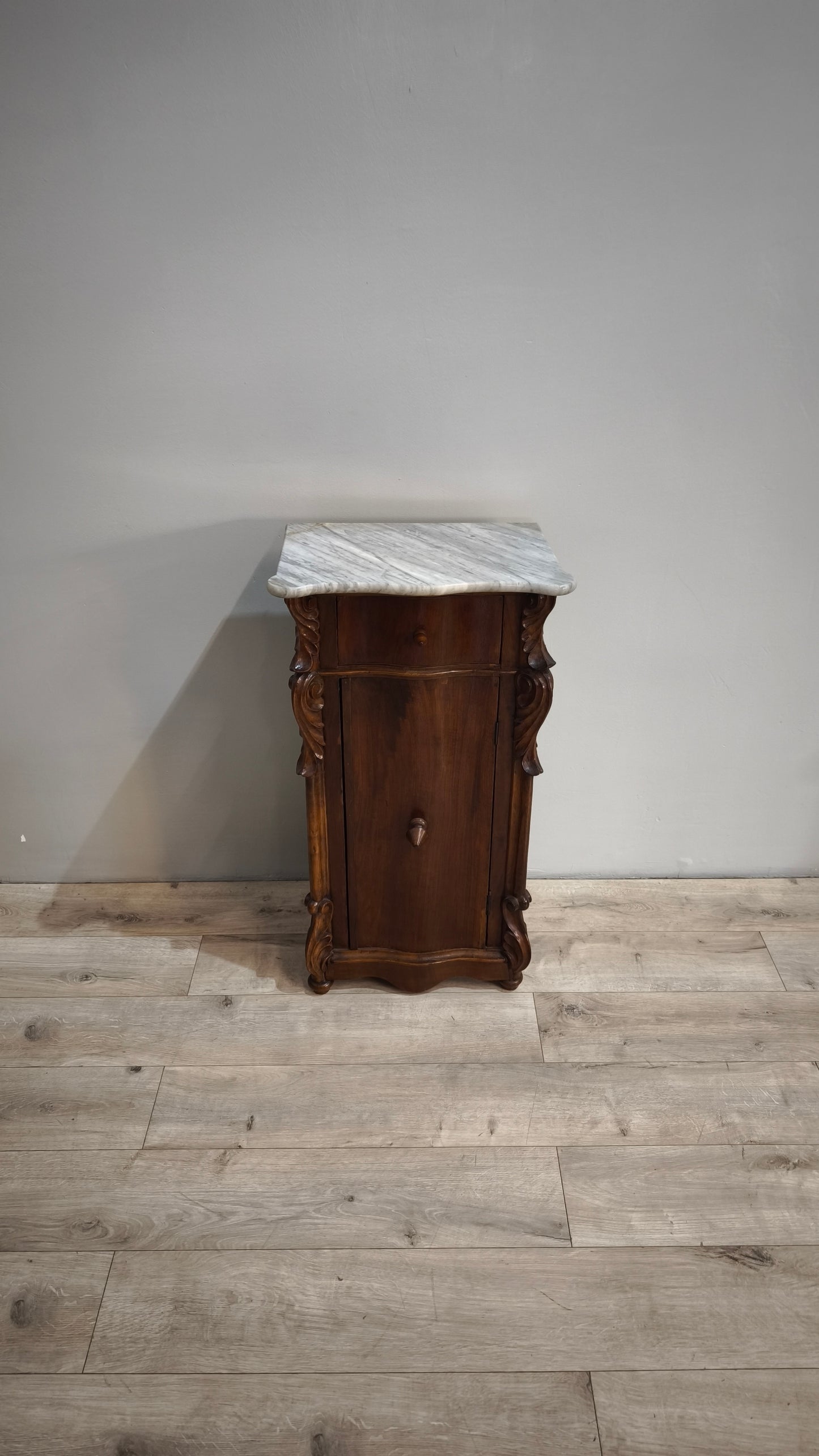 86247 Comodino in legno con piano in marmo grigio