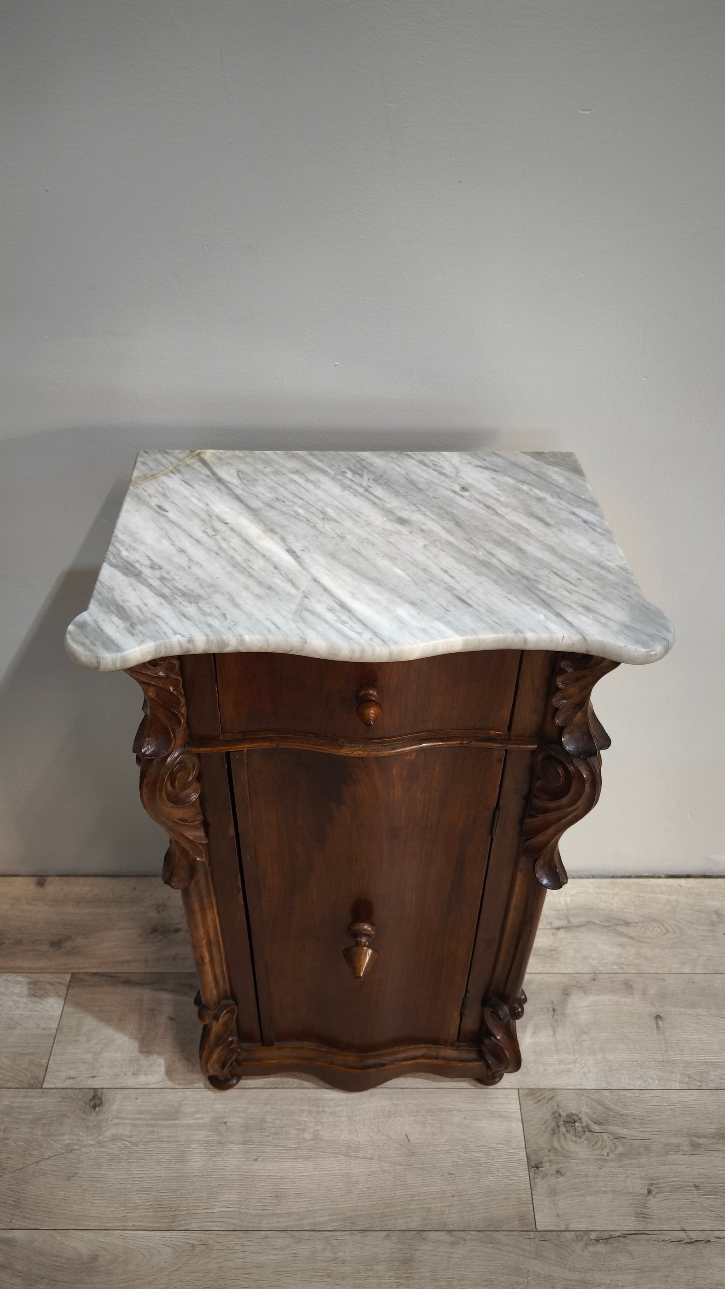 86247 Comodino in legno con piano in marmo grigio
