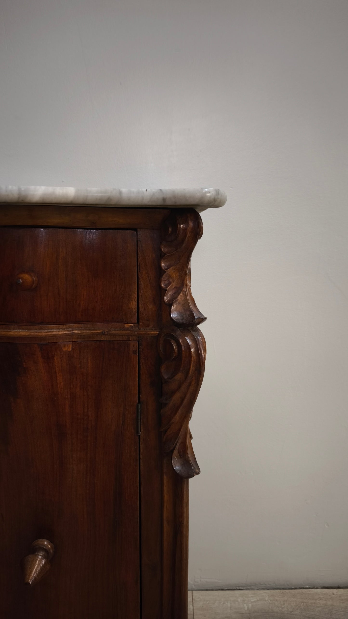 86247 Comodino in legno con piano in marmo grigio
