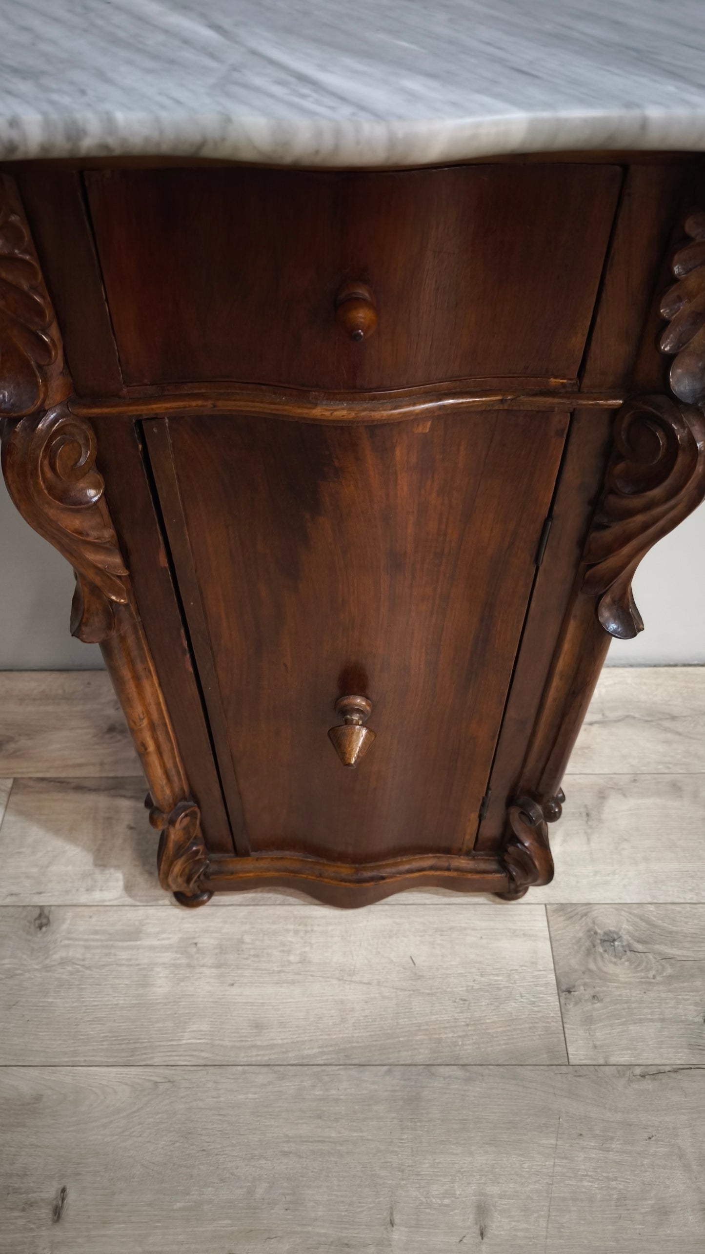 86247 Comodino in legno con piano in marmo grigio