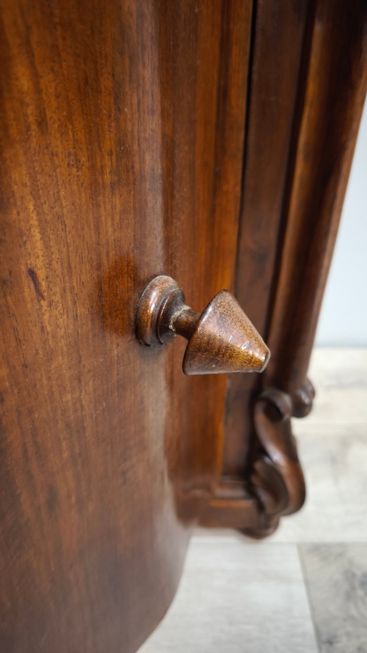 86247 Comodino in legno con piano in marmo grigio