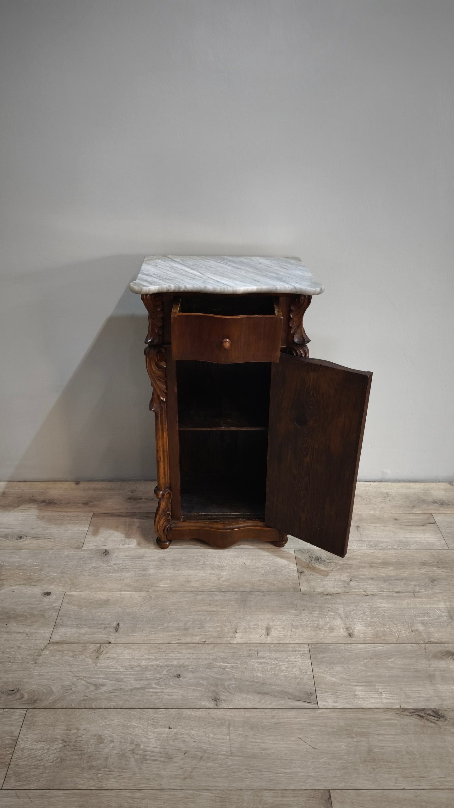 86247 Comodino in legno con piano in marmo grigio