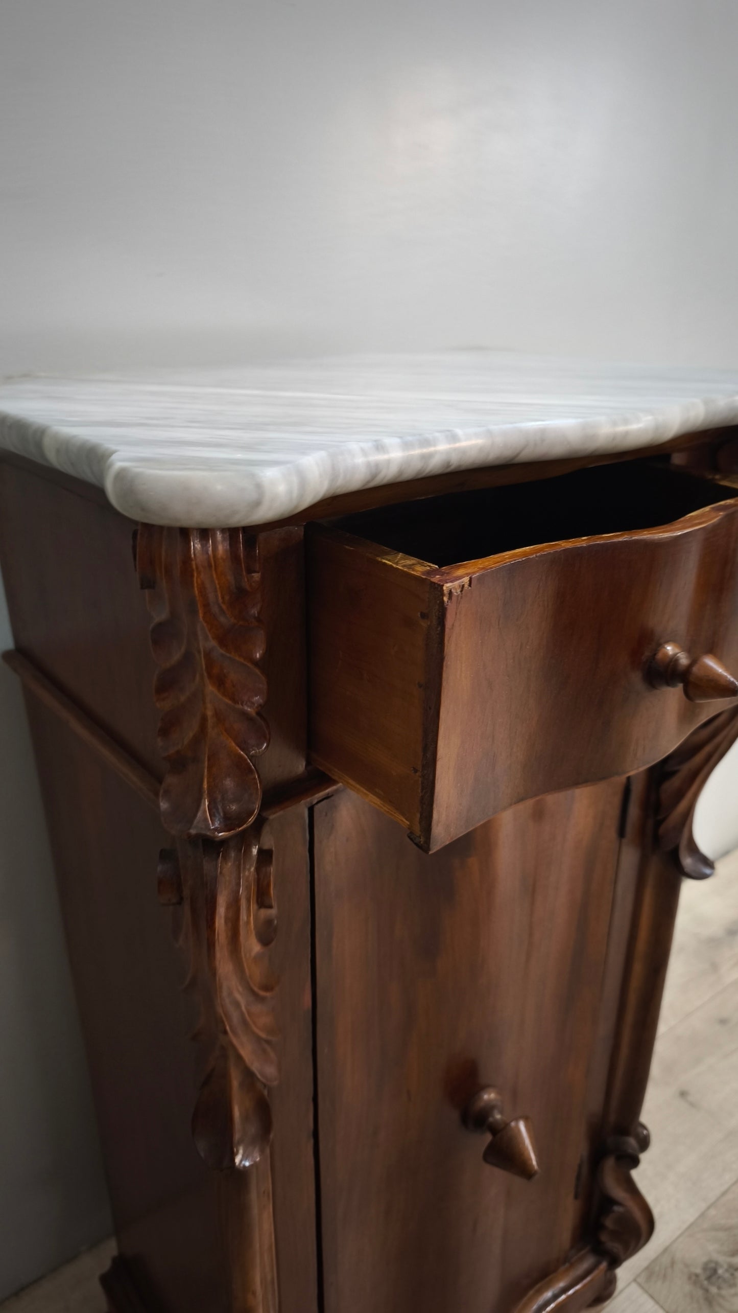 86247 Comodino in legno con piano in marmo grigio