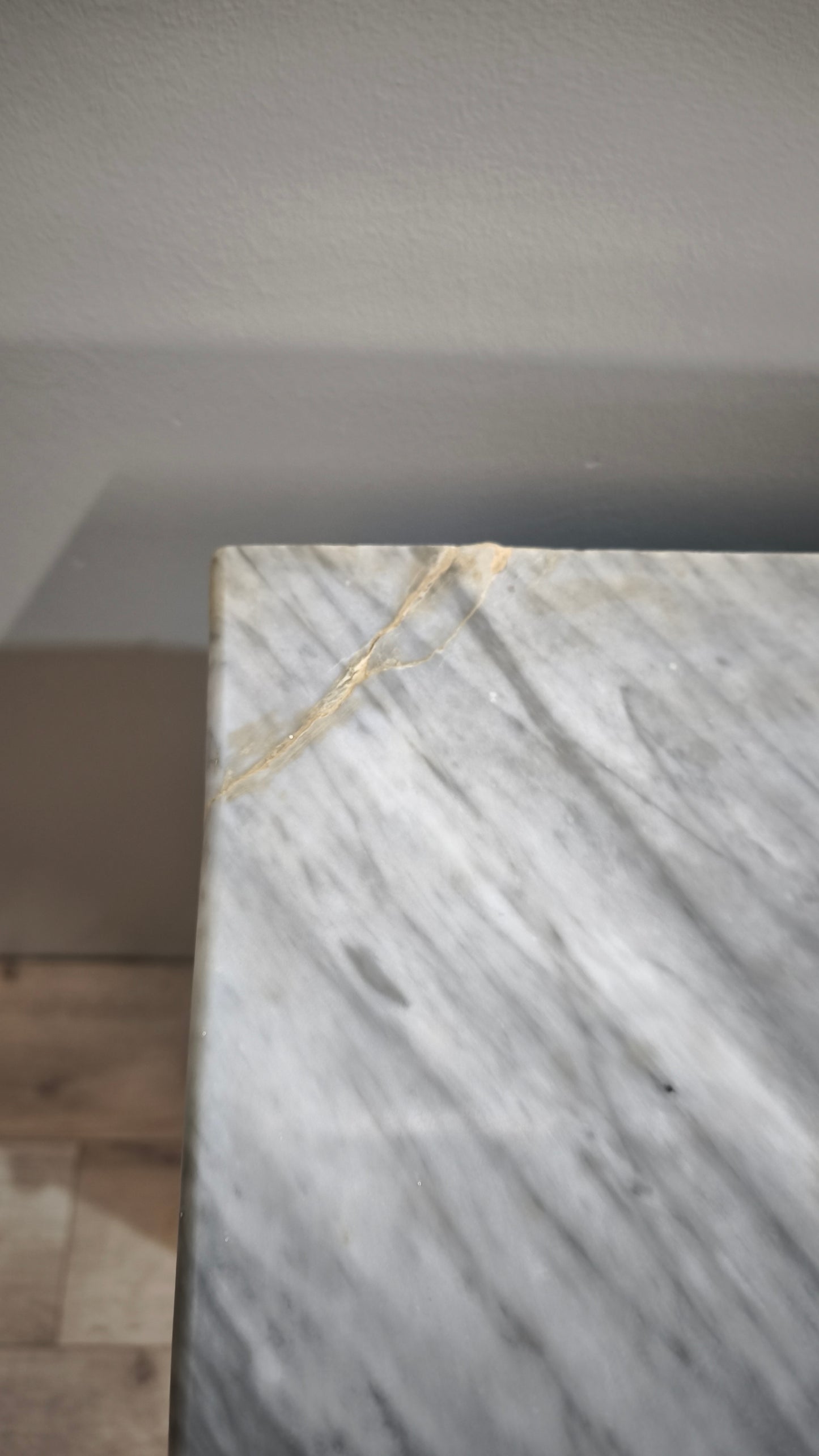 86247 Comodino in legno con piano in marmo grigio