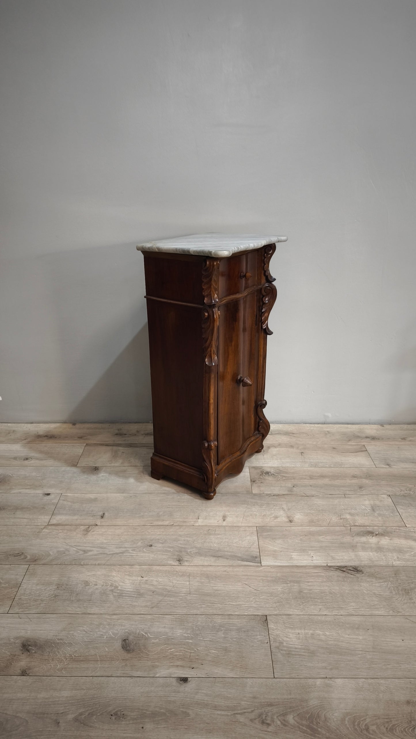 86247 Comodino in legno con piano in marmo grigio