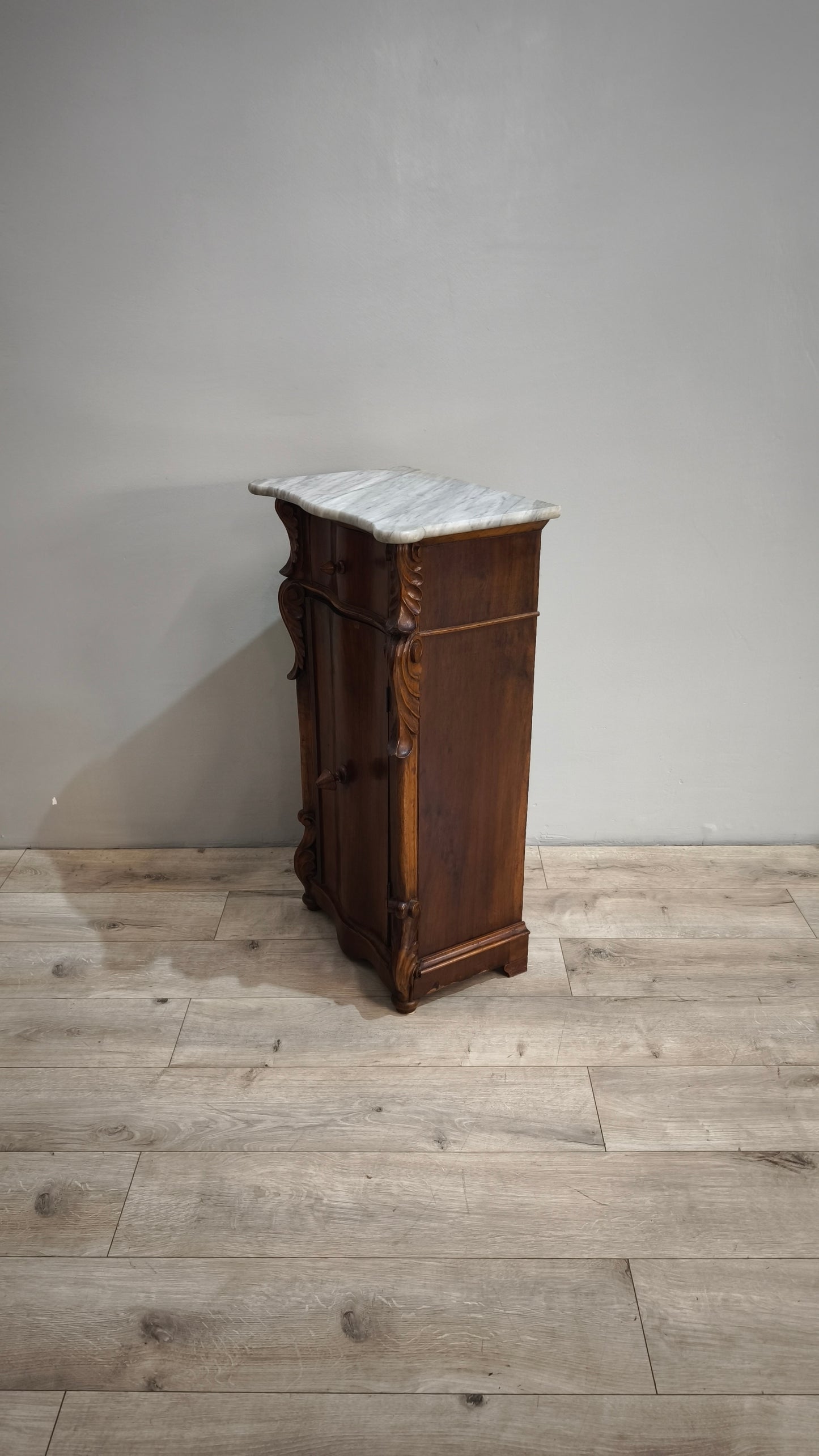 86247 Comodino in legno con piano in marmo grigio