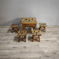 86274 Tavolino basso in legno e quattro panchetti con decorazione elefante