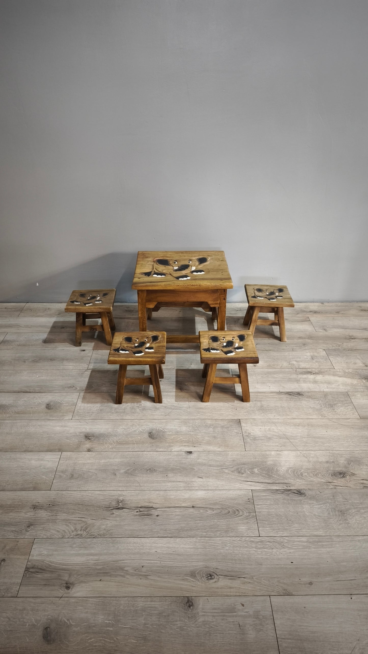 86274 Tavolino basso in legno e quattro panchetti con decorazione elefante