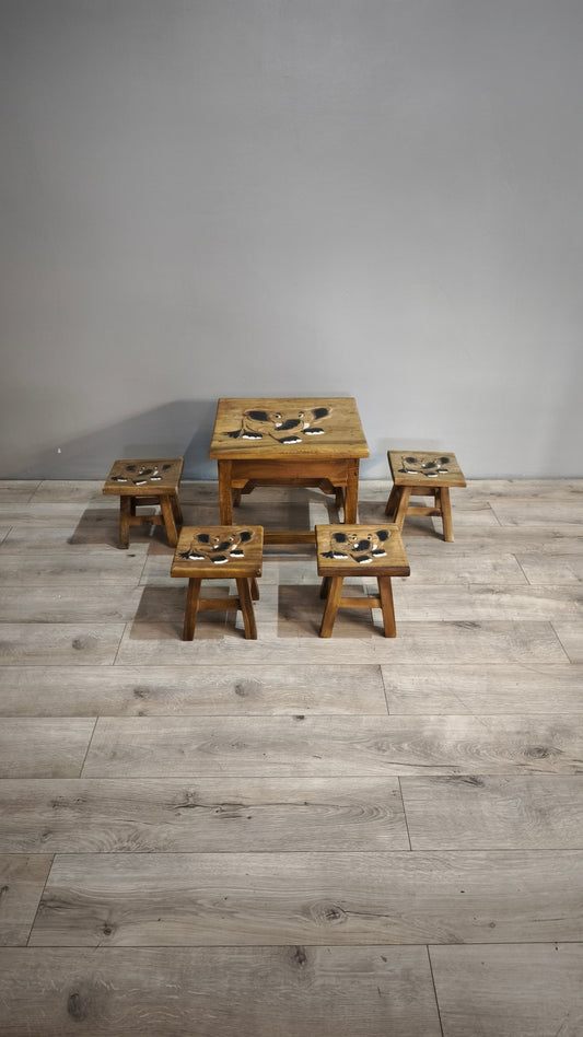 86274 Tavolino basso in legno e quattro panchetti con decorazione elefante