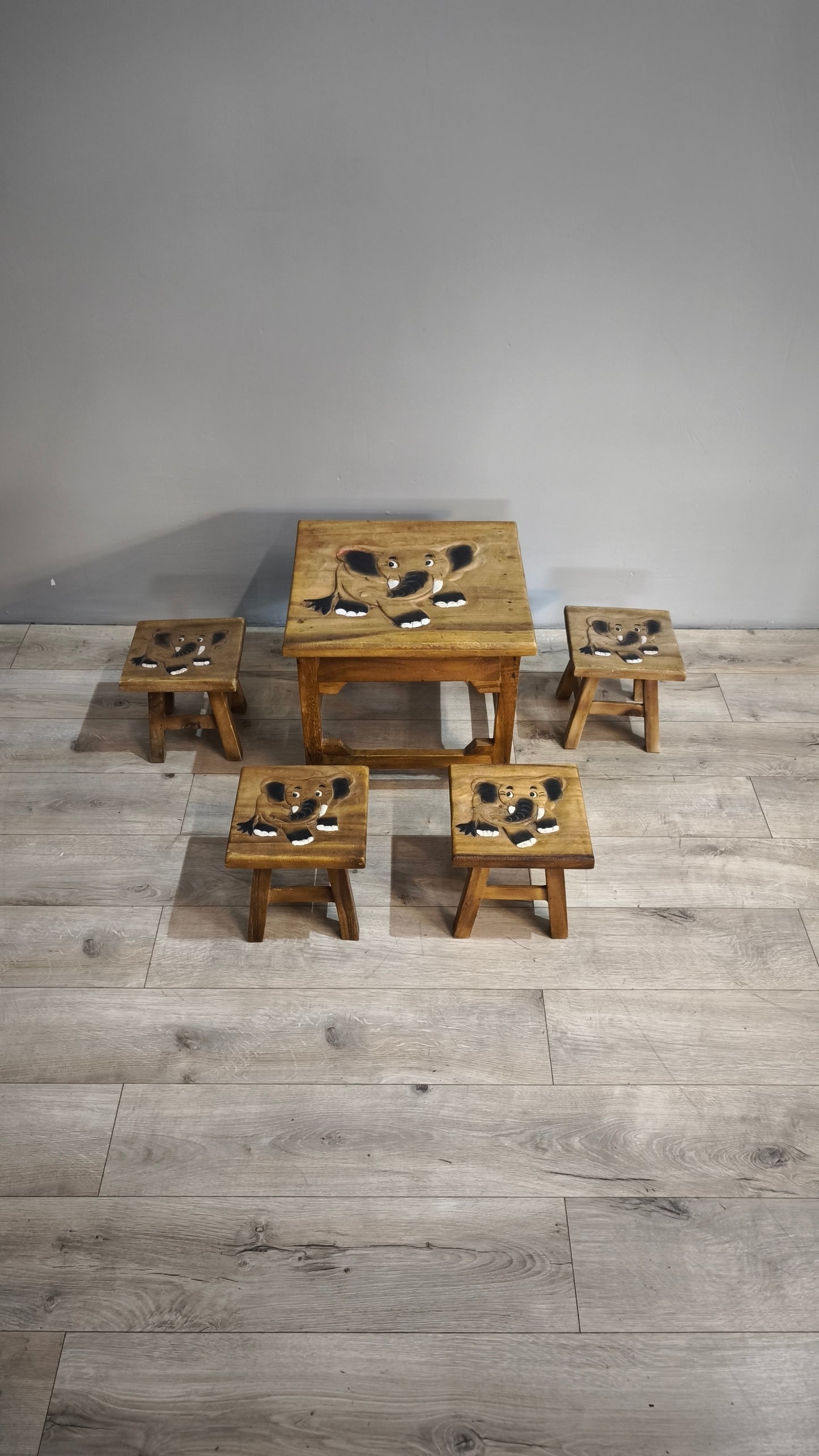 86274 Tavolino basso in legno e quattro panchetti con decorazione elefante