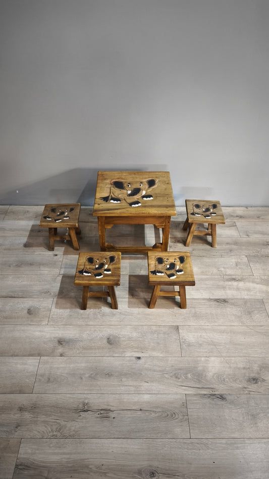 86274 Tavolino basso in legno e quattro panchetti con decorazione elefante
