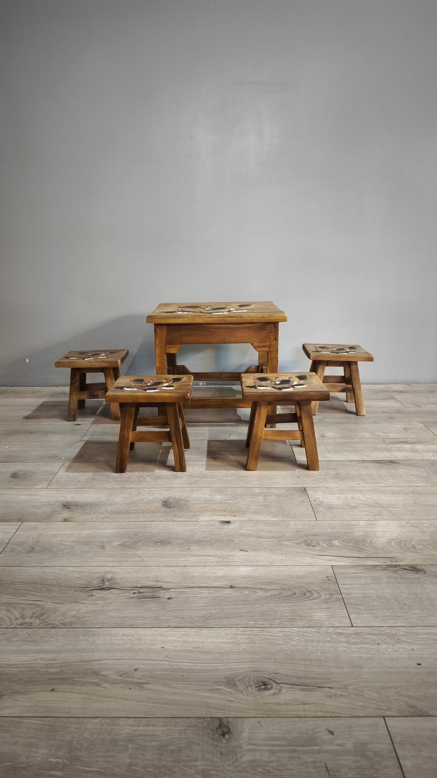 86274 Tavolino basso in legno e quattro panchetti con decorazione elefante