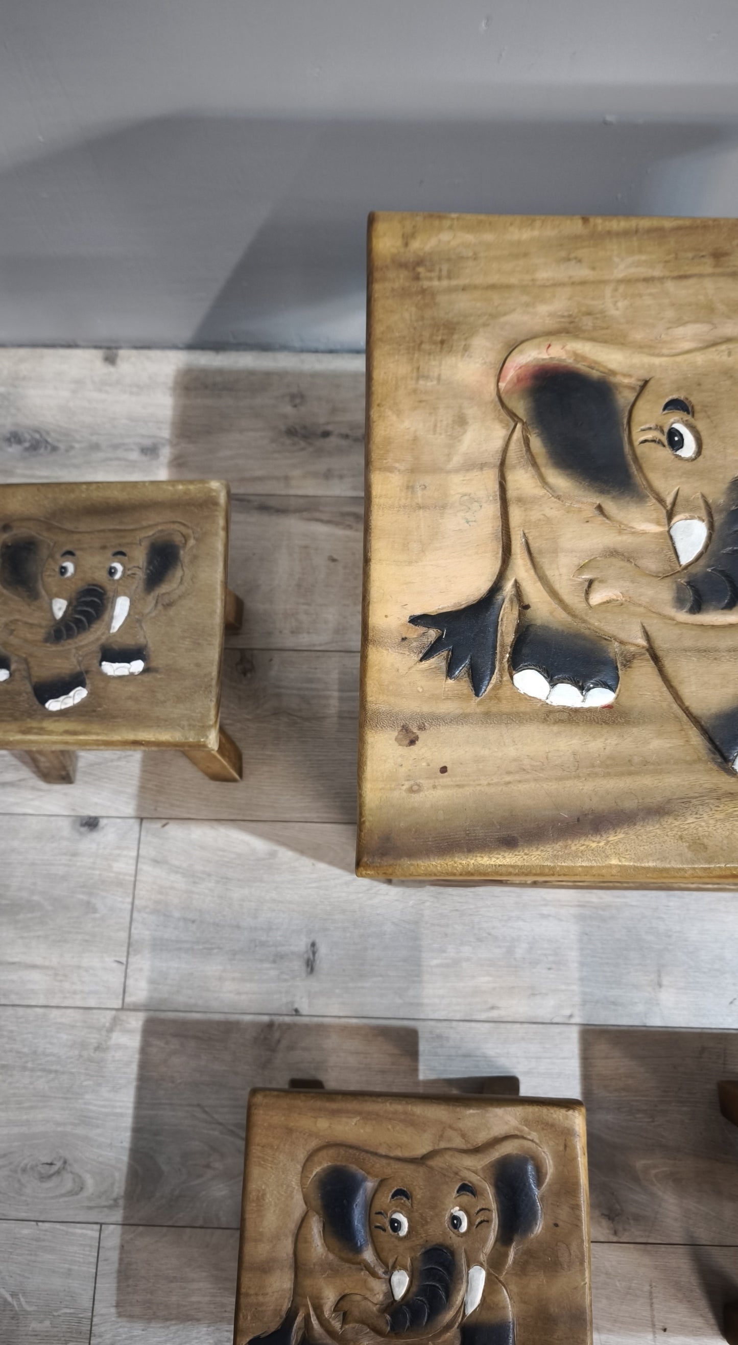 86274 Tavolino basso in legno e quattro panchetti con decorazione elefante