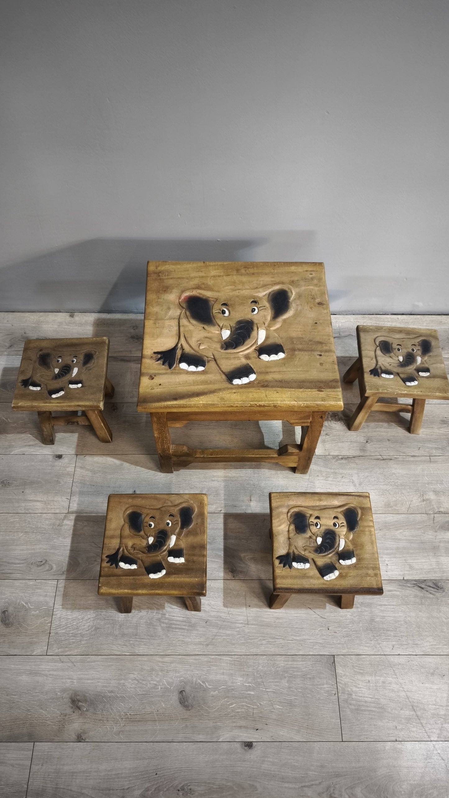 86274 Tavolino basso in legno e quattro panchetti con decorazione elefante