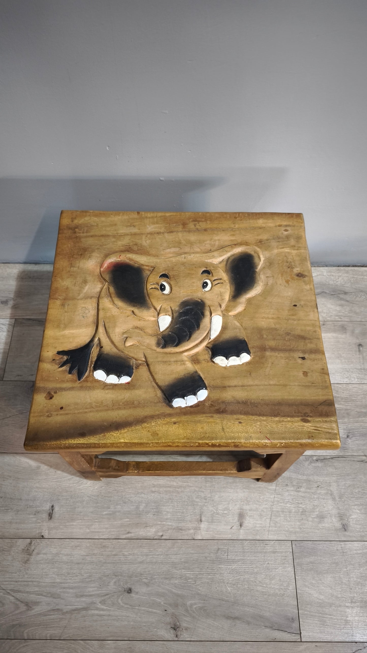 86274 Tavolino basso in legno e quattro panchetti con decorazione elefante