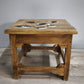 86274 Tavolino basso in legno e quattro panchetti con decorazione elefante