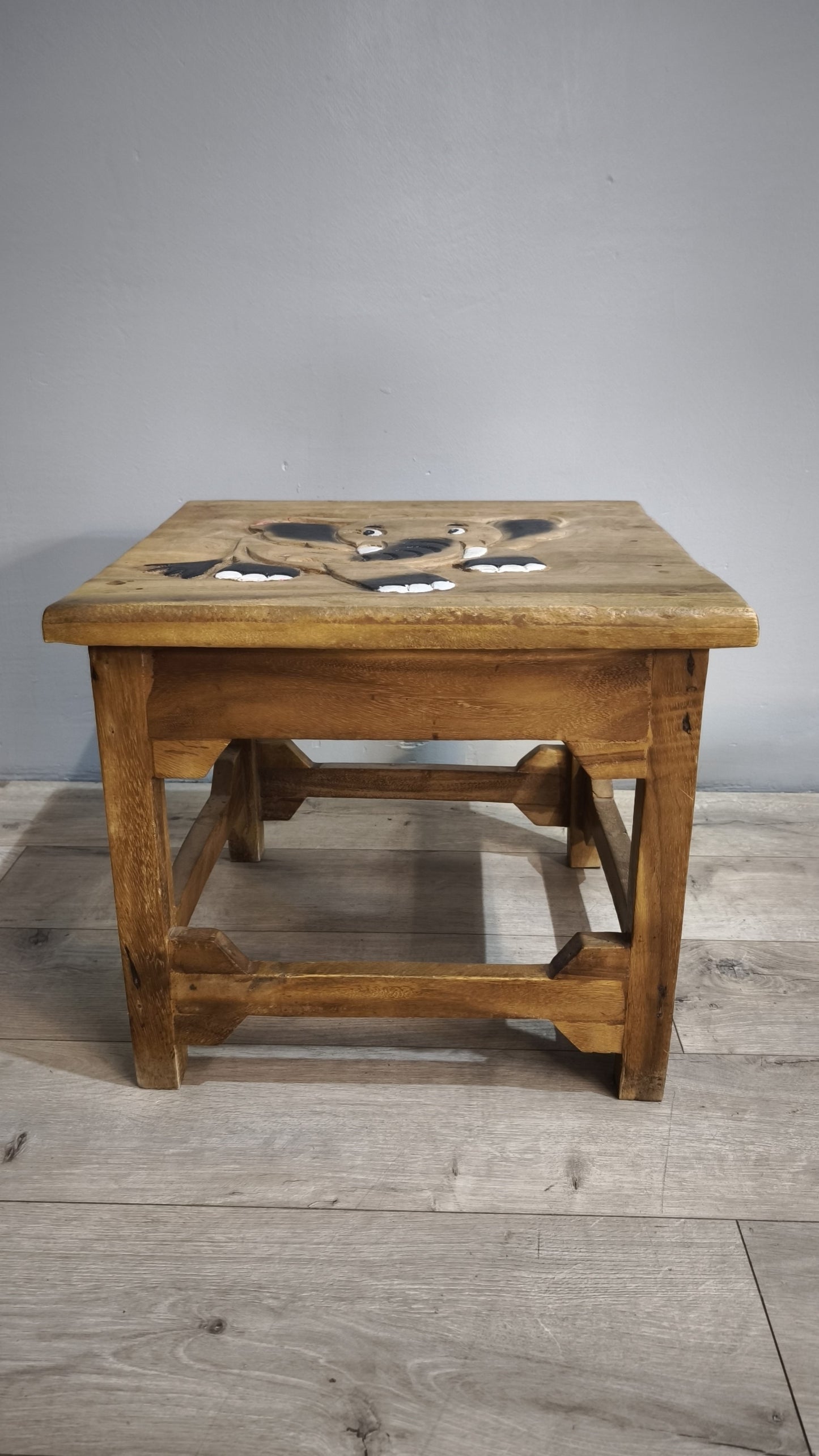 86274 Tavolino basso in legno e quattro panchetti con decorazione elefante