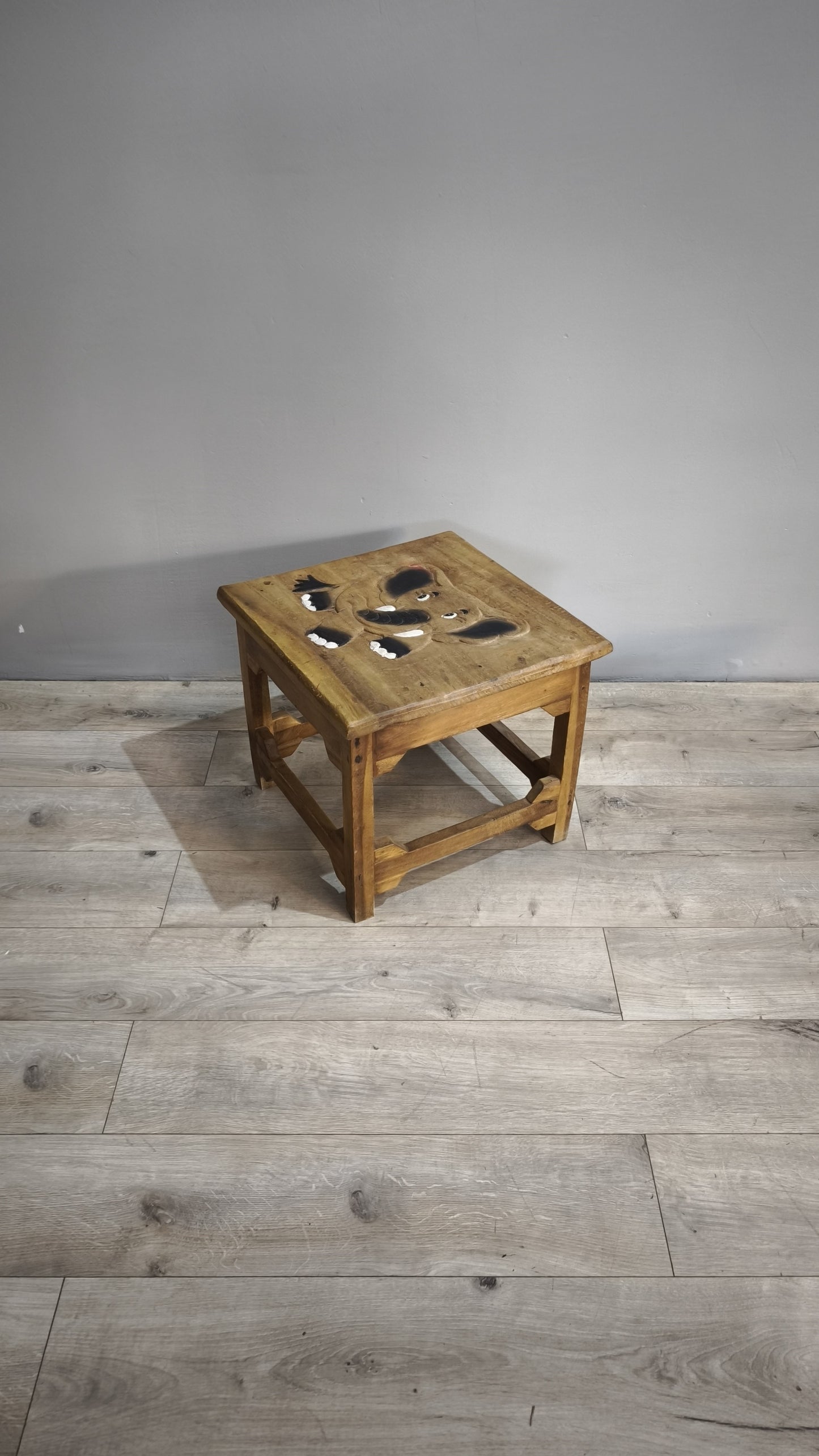 86274 Tavolino basso in legno e quattro panchetti con decorazione elefante