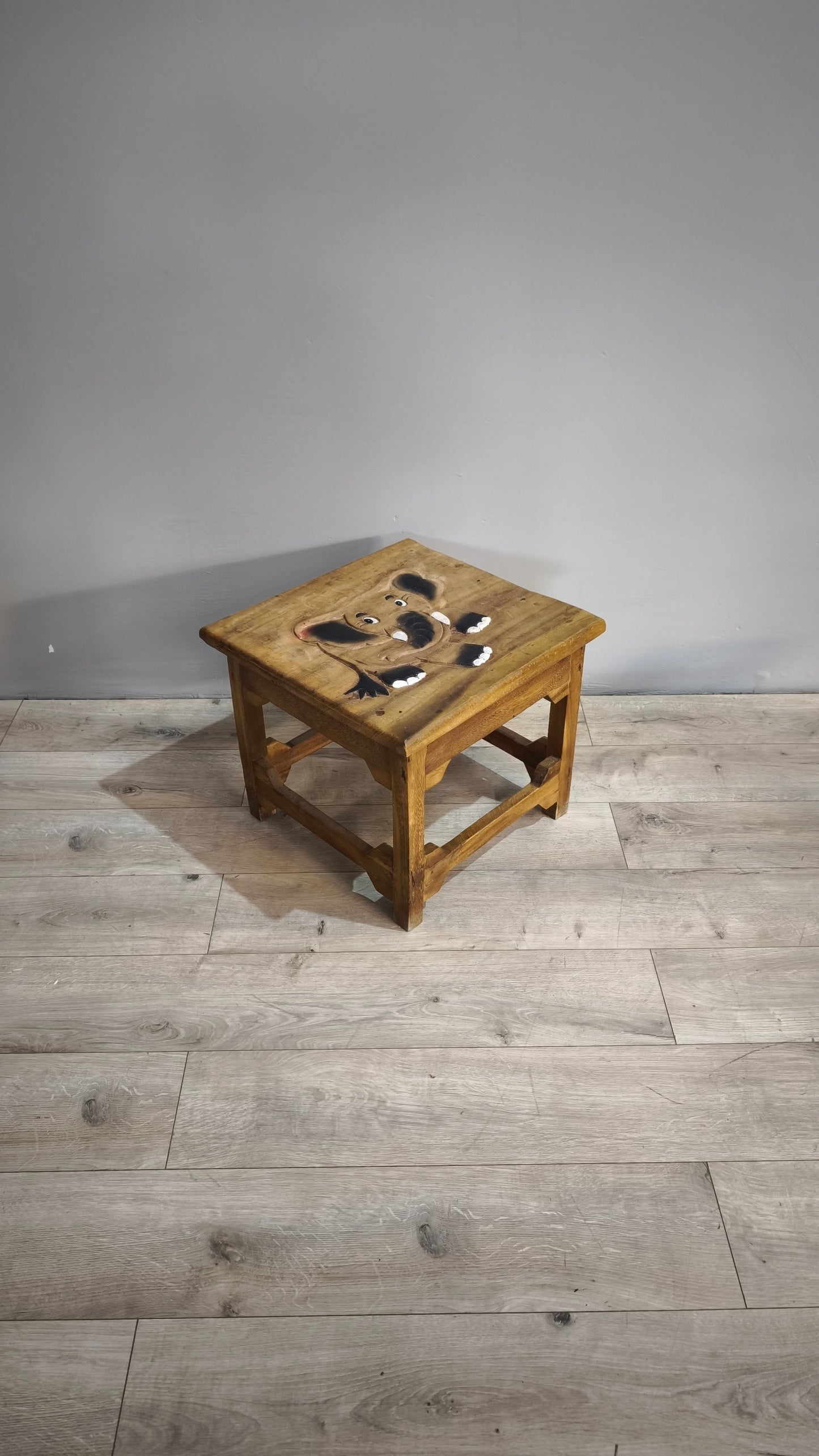 86274 Tavolino basso in legno e quattro panchetti con decorazione elefante