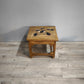 86274 Tavolino basso in legno e quattro panchetti con decorazione elefante