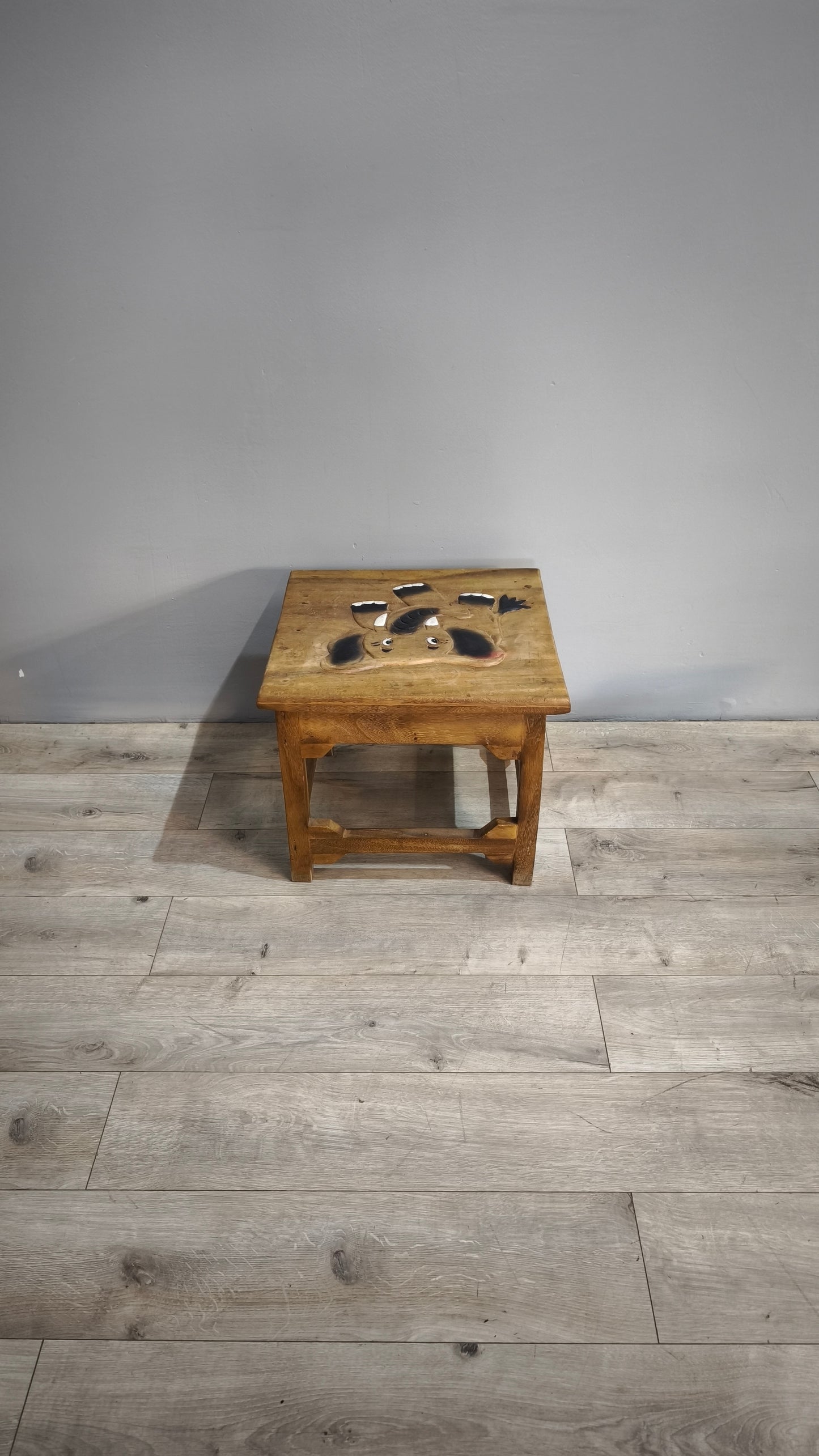 86274 Tavolino basso in legno e quattro panchetti con decorazione elefante
