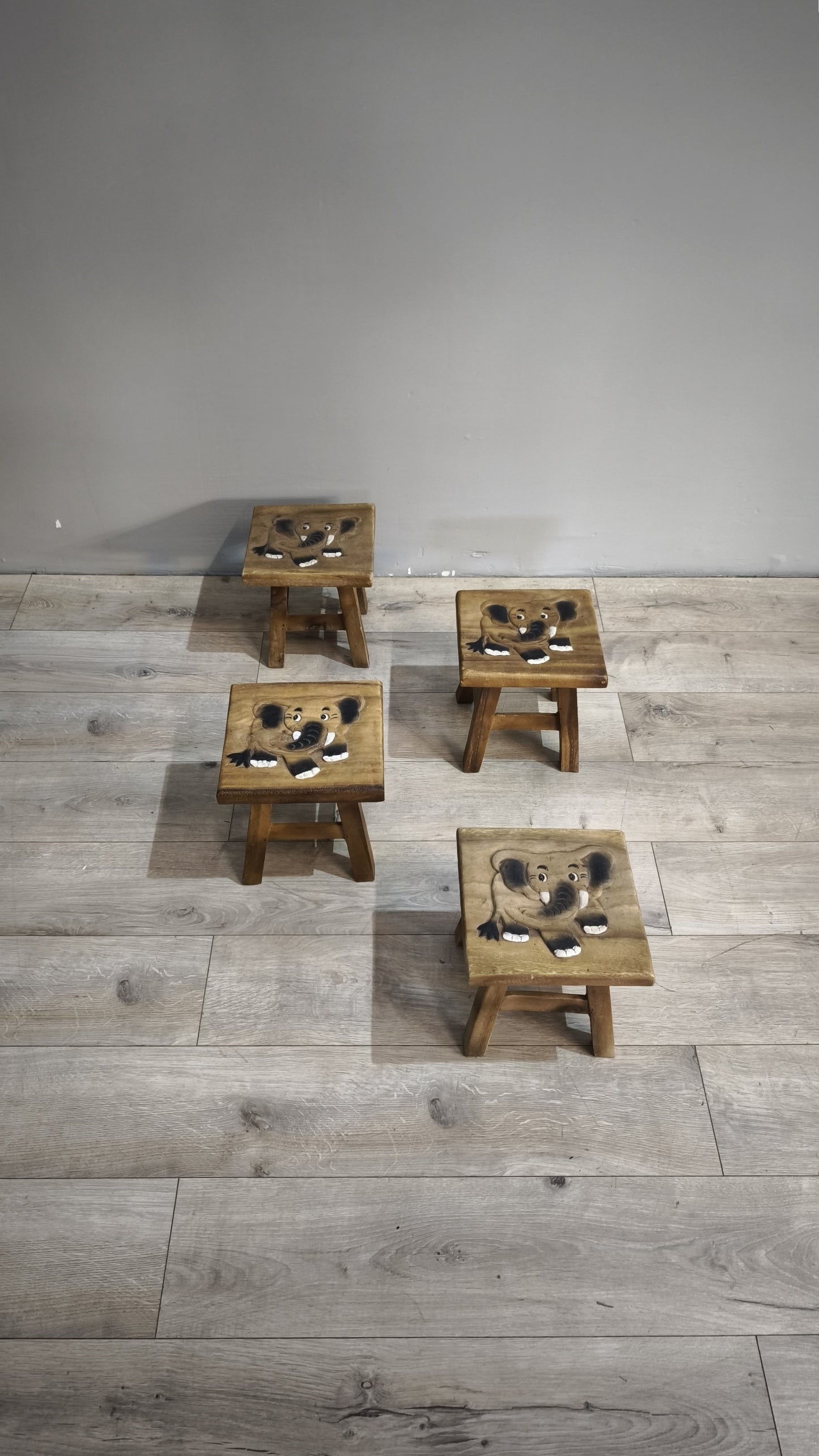 86274 Tavolino basso in legno e quattro panchetti con decorazione elefante