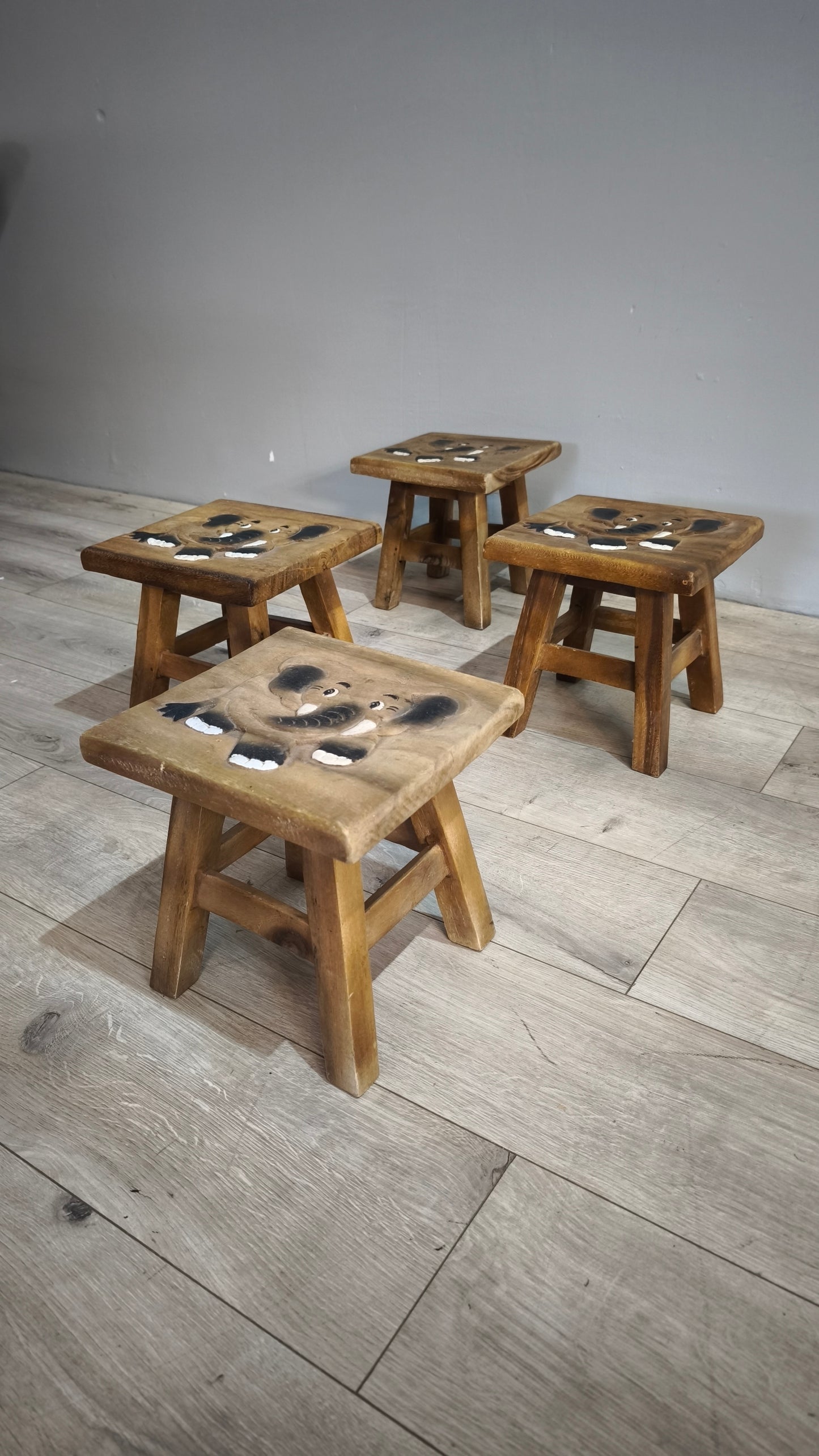86274 Tavolino basso in legno e quattro panchetti con decorazione elefante