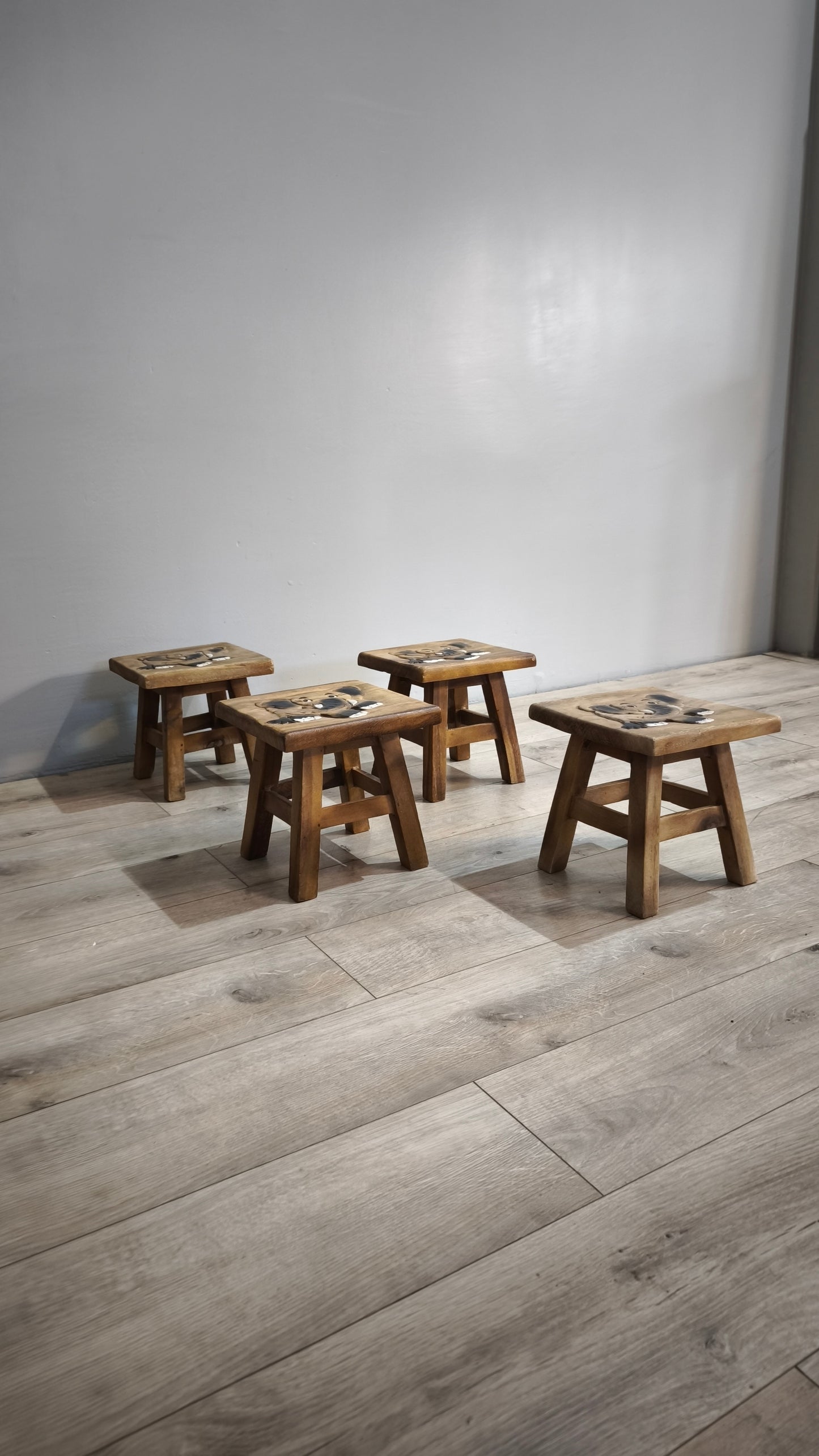 86274 Tavolino basso in legno e quattro panchetti con decorazione elefante