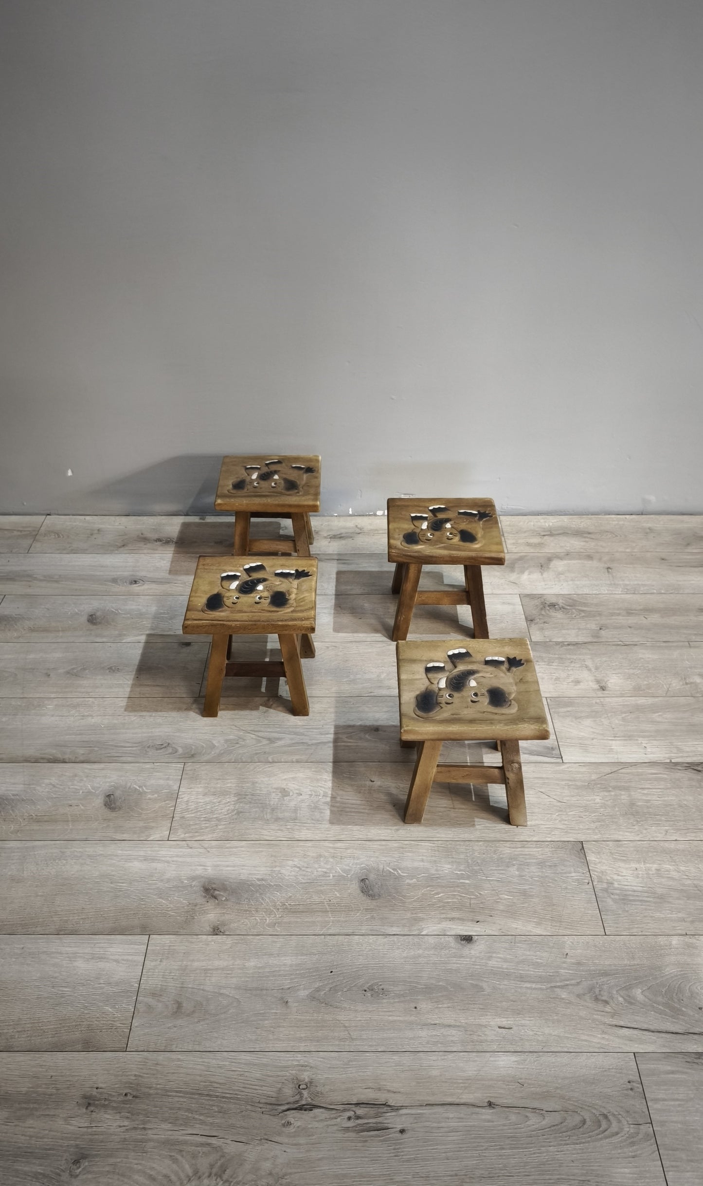 86274 Tavolino basso in legno e quattro panchetti con decorazione elefante