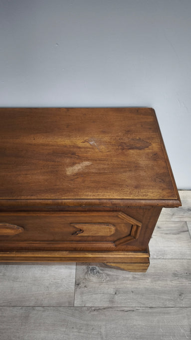 86260 Cassapanca in legno con decoro frontale