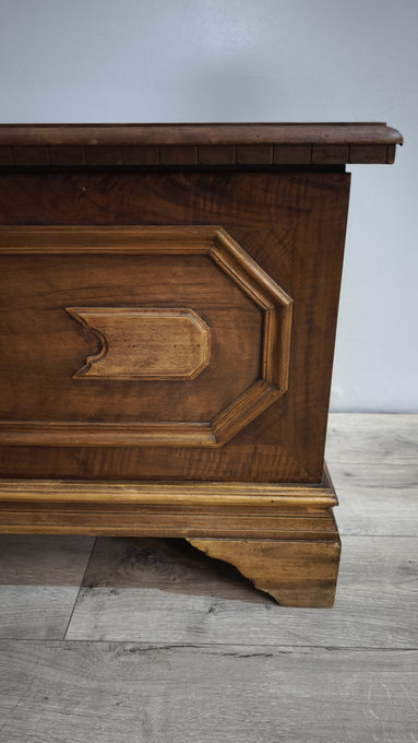 86260 Cassapanca in legno con decoro frontale