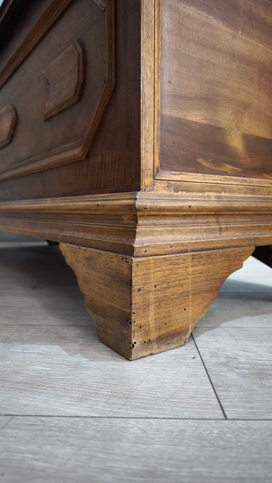 86260 Cassapanca in legno con decoro frontale