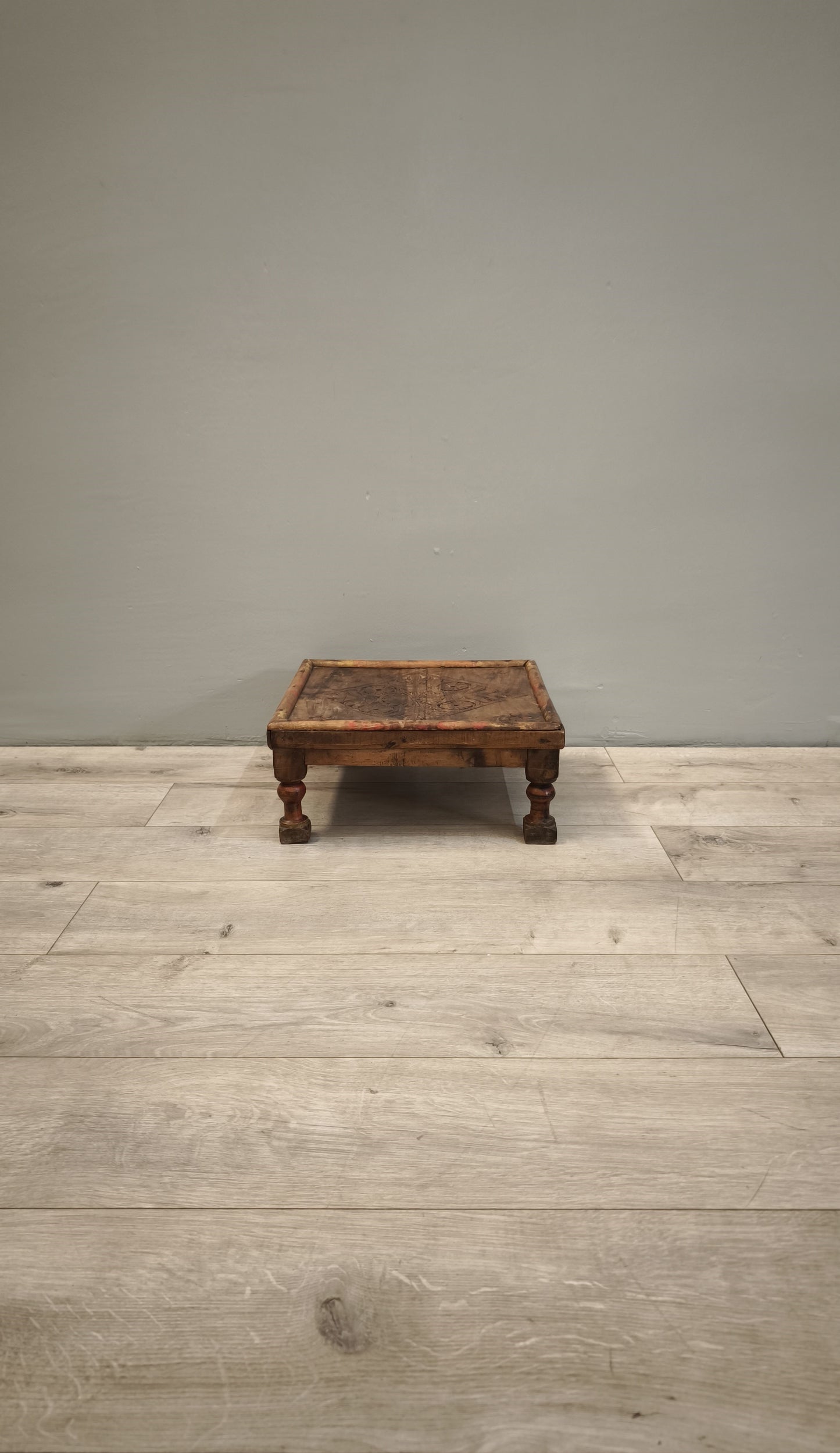 86666 Tavolino etnico in legno