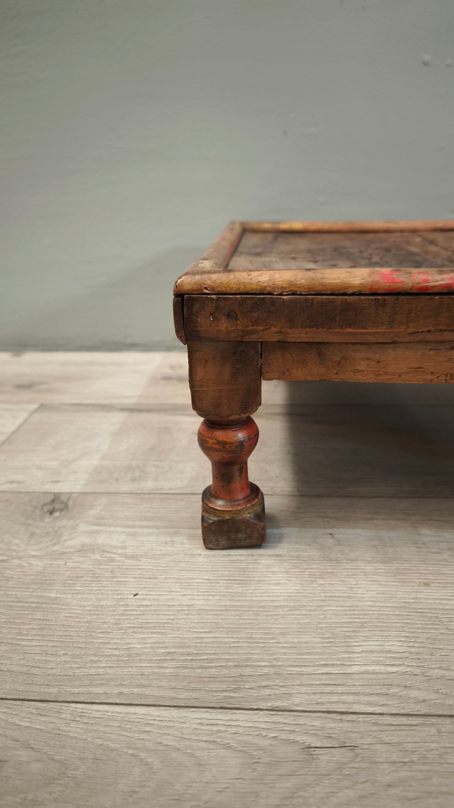 86666 Tavolino etnico in legno